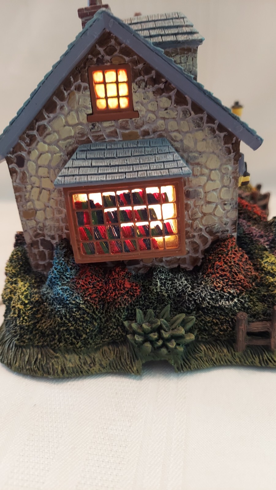 VNTG Hawthorne Village Thomas Kinkade Seaside Lighted “Foxglove Bookstore” (U19)