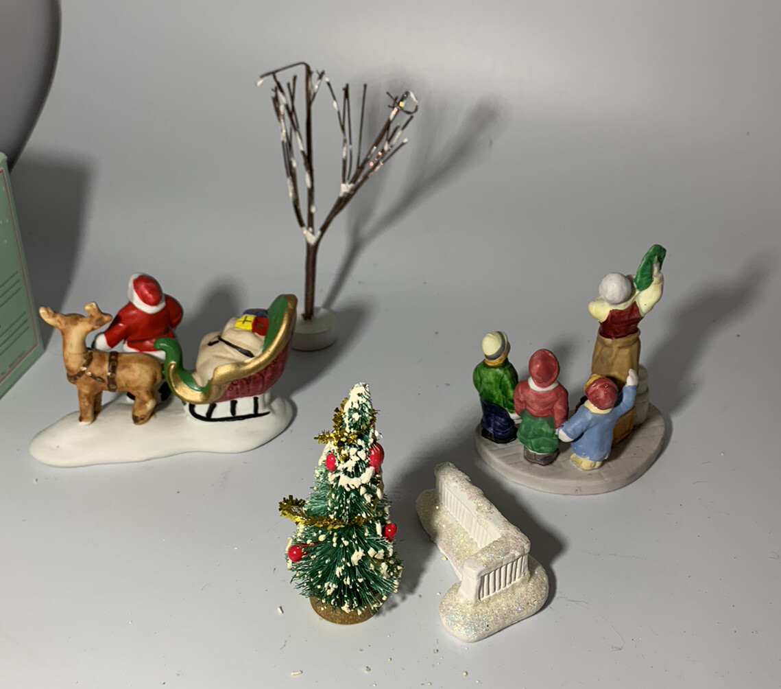LEMAX Accessories – Santa sleigh reindeer Man hanging wreath boys trees wall