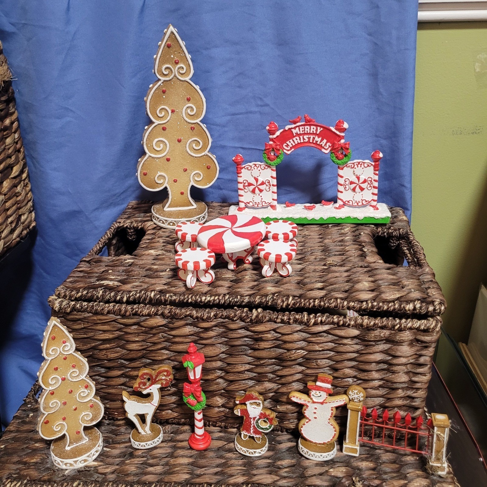 Gingerbread Alley Village Christmas Decor Set 13 pcs 2016 self standing tabletop