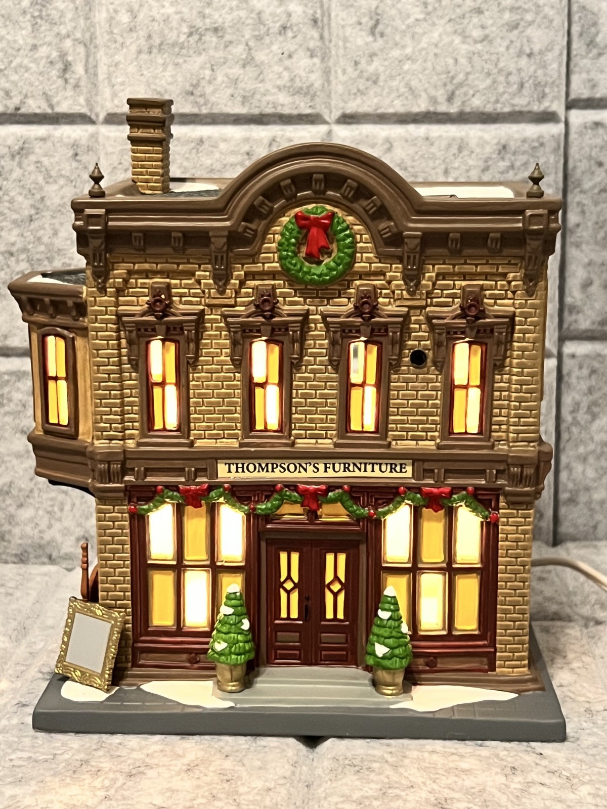 Department 56 Christmas in the City – Thompson’s Furniture 6011384 NEW