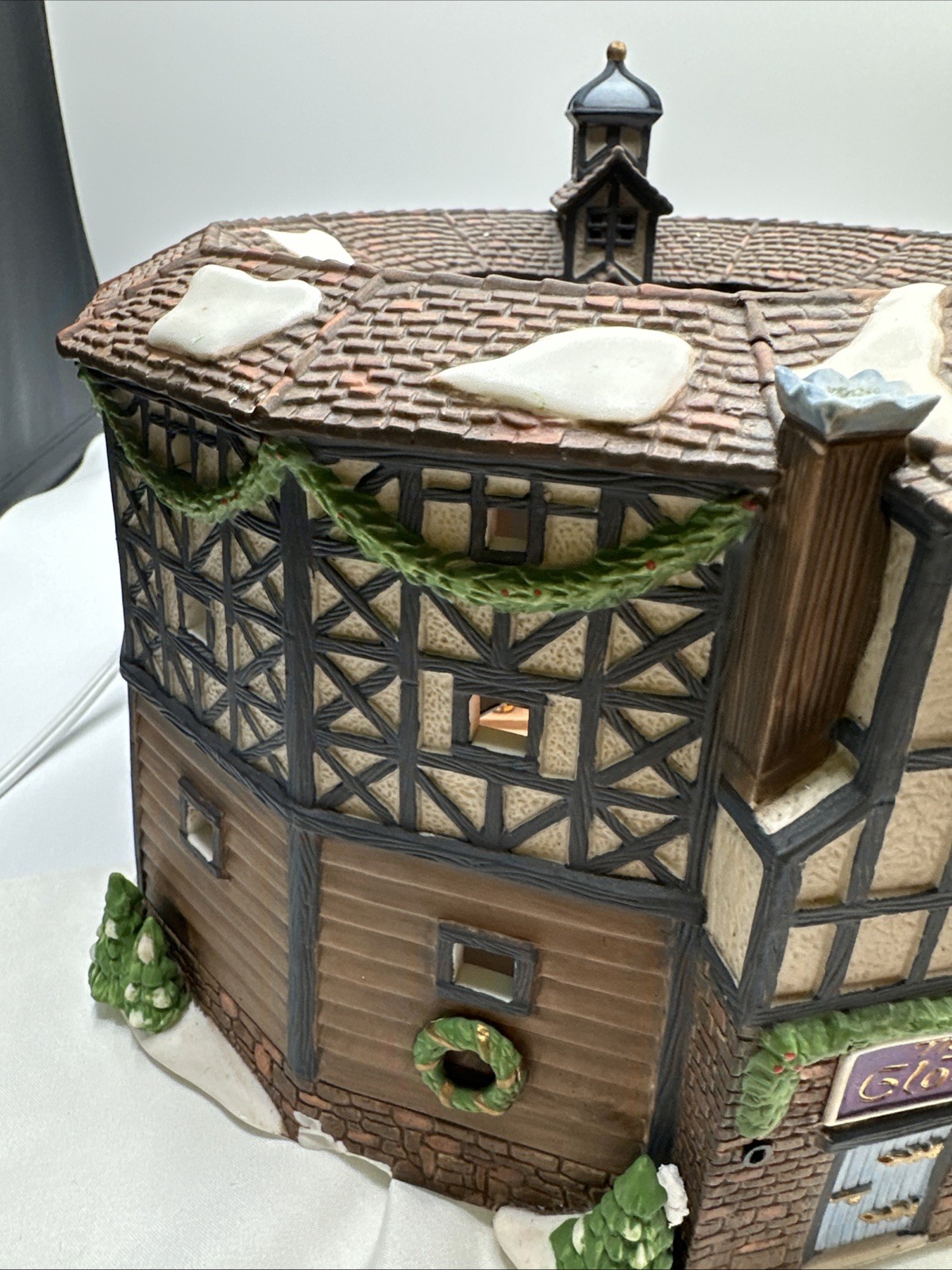 Department 56 “ The Old Globe Theatre” Historical Landmark Retired Dickens Villa