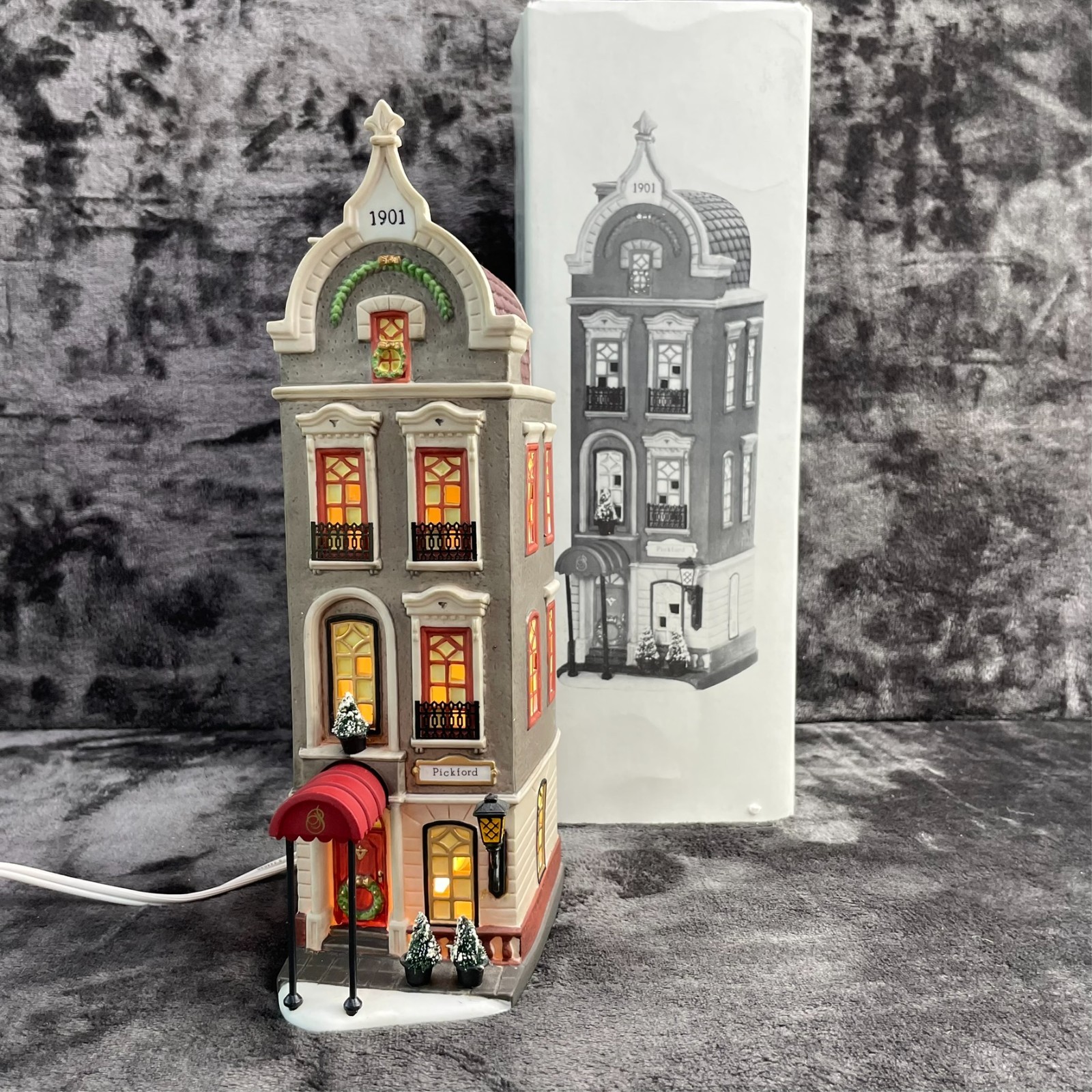 Dept 56 Christmas in the City Series Pickford Place #58877 W/ Box & Light CIB