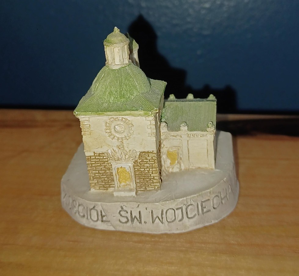 LOT OF 3 SMALL FIGURINES LIBERTY FALLS CHURCH OF ST ADALBERT LIGHTHOUSE 1221