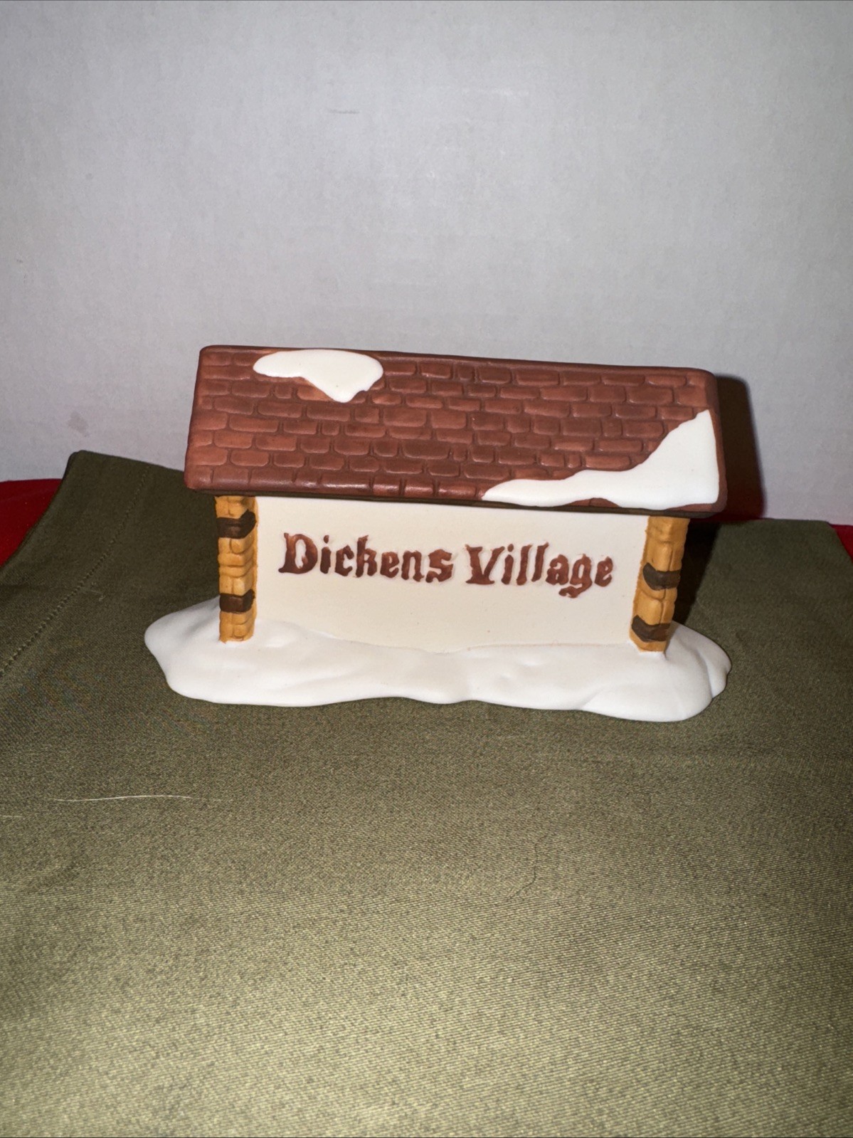 Dept 56 #6569-2 Heritage Christmas Dickens’ Village Town Sign Department Rt3