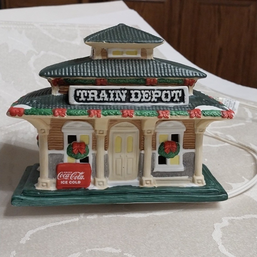 Coca-Cola American Classics Collection NIB 1995 Pemberton Village Train Depot