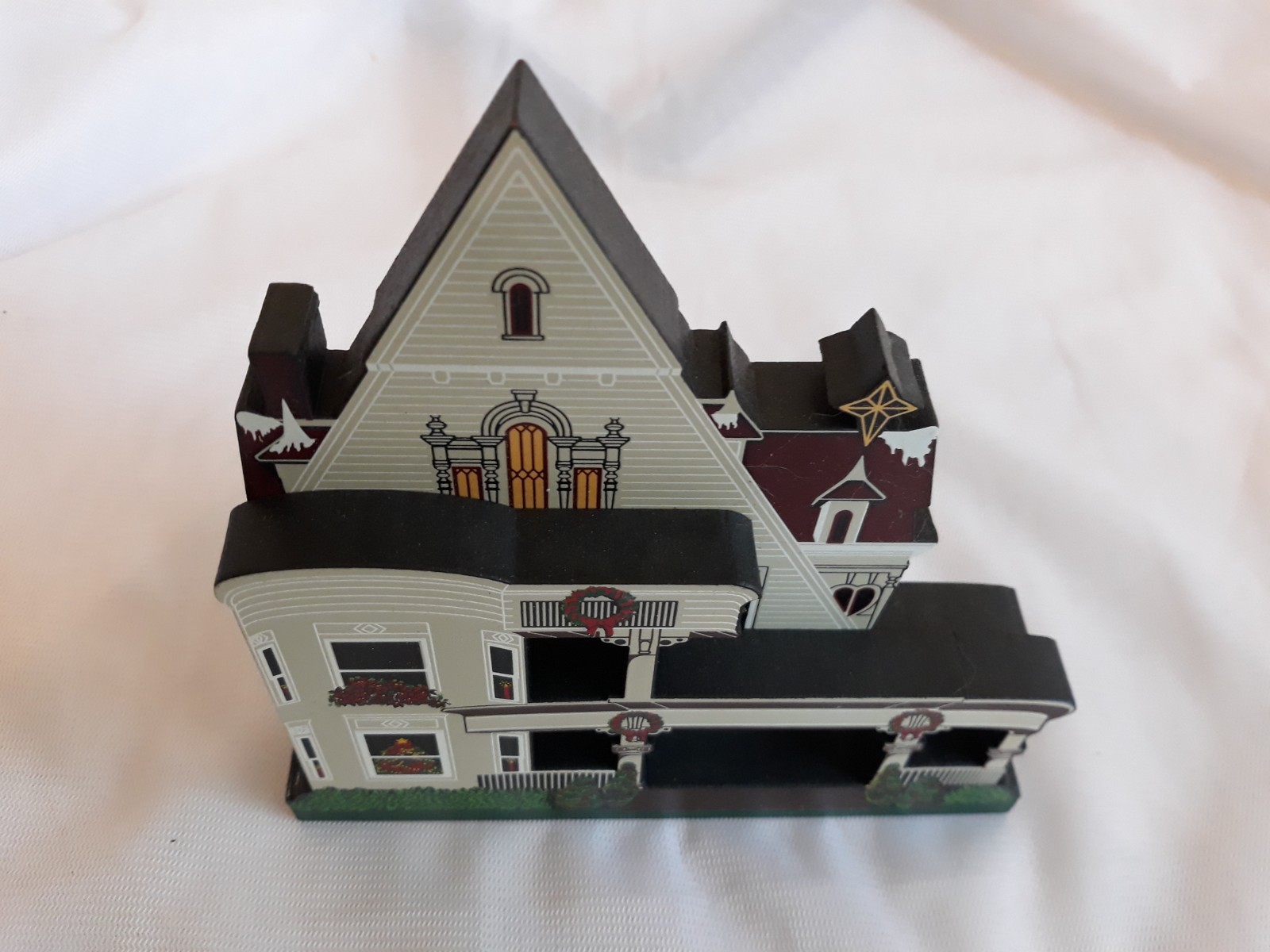 Shelia’s Collectibles Heartsville Victorian Wooden Shelf Sitter Christmas 1999