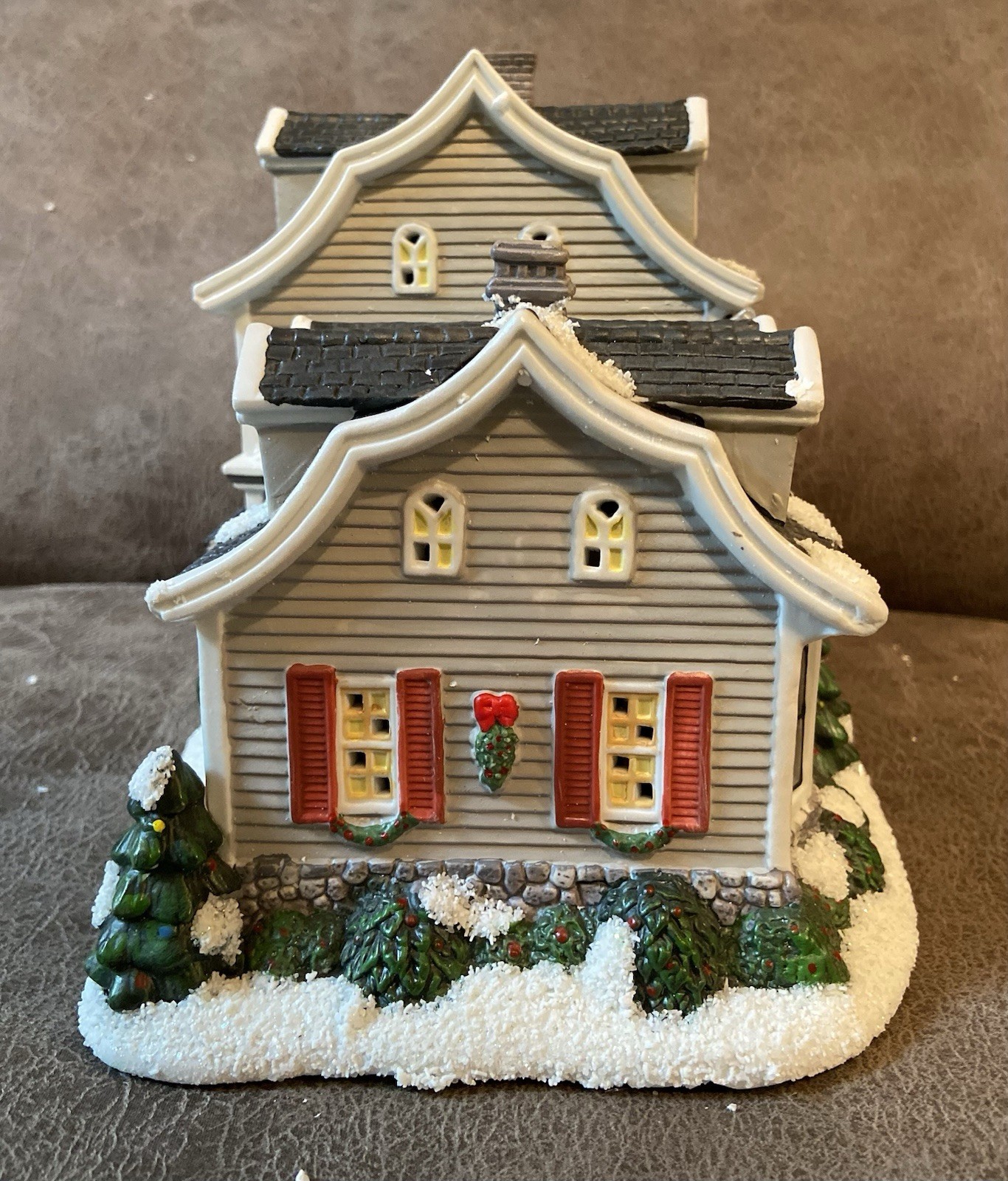St. Nicholas Square Christmas Village 2007 New England Home Illuminated with Box
