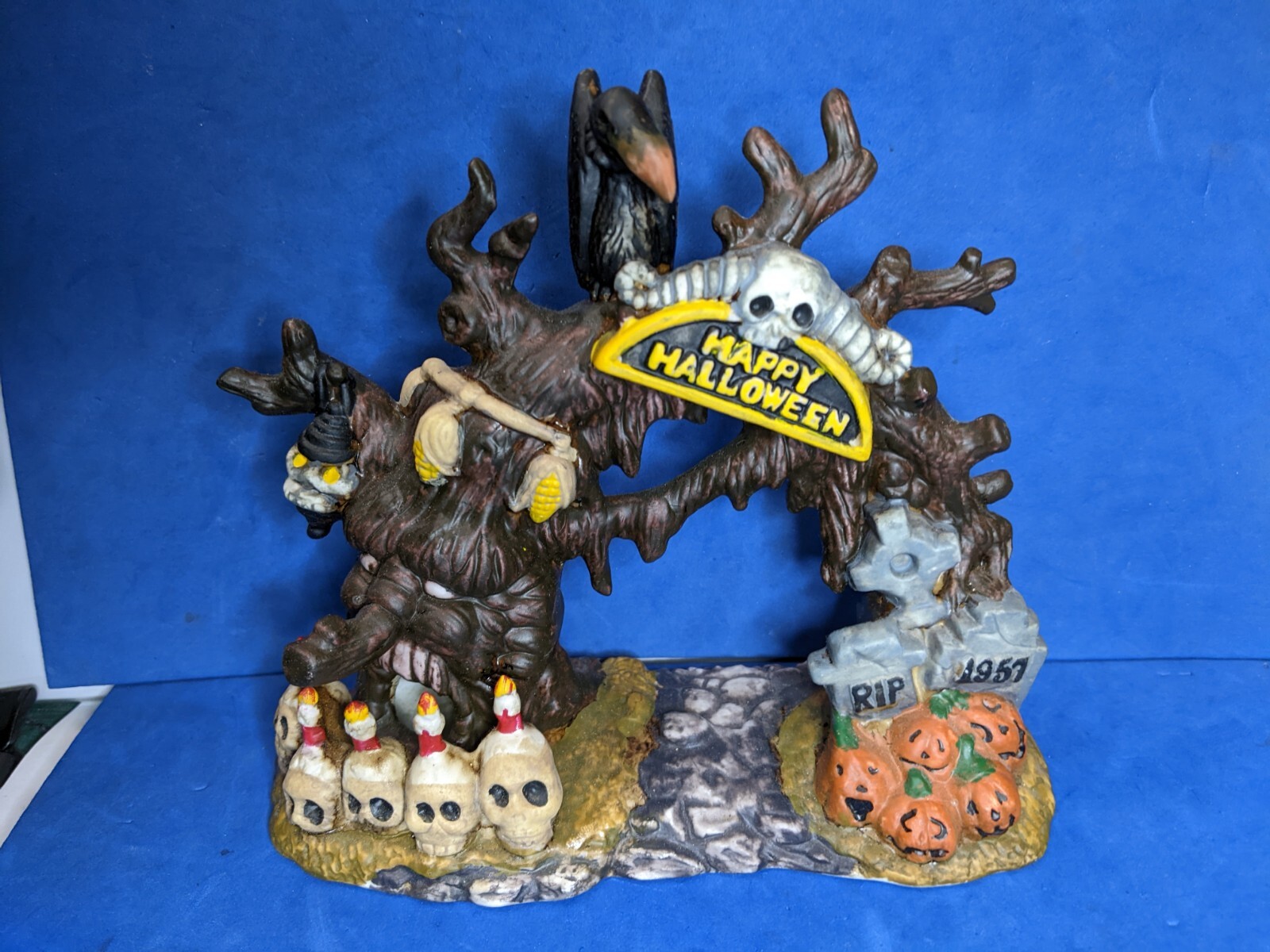 SPOOKY HOLLOW STATON & EERIE TREE ARCH HOLLWEEN VILLAGE 1999 DECORATION PEICES