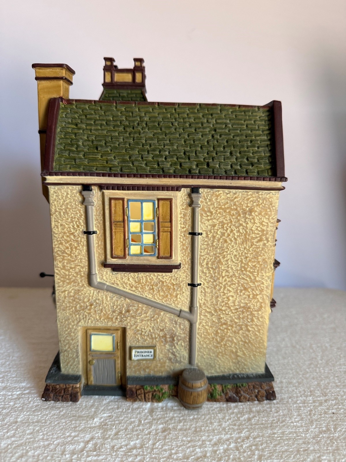Dept56 DickensVlg “Scotland Yard Station” LTYP 2005, 58730 w/2 Sisal Trees