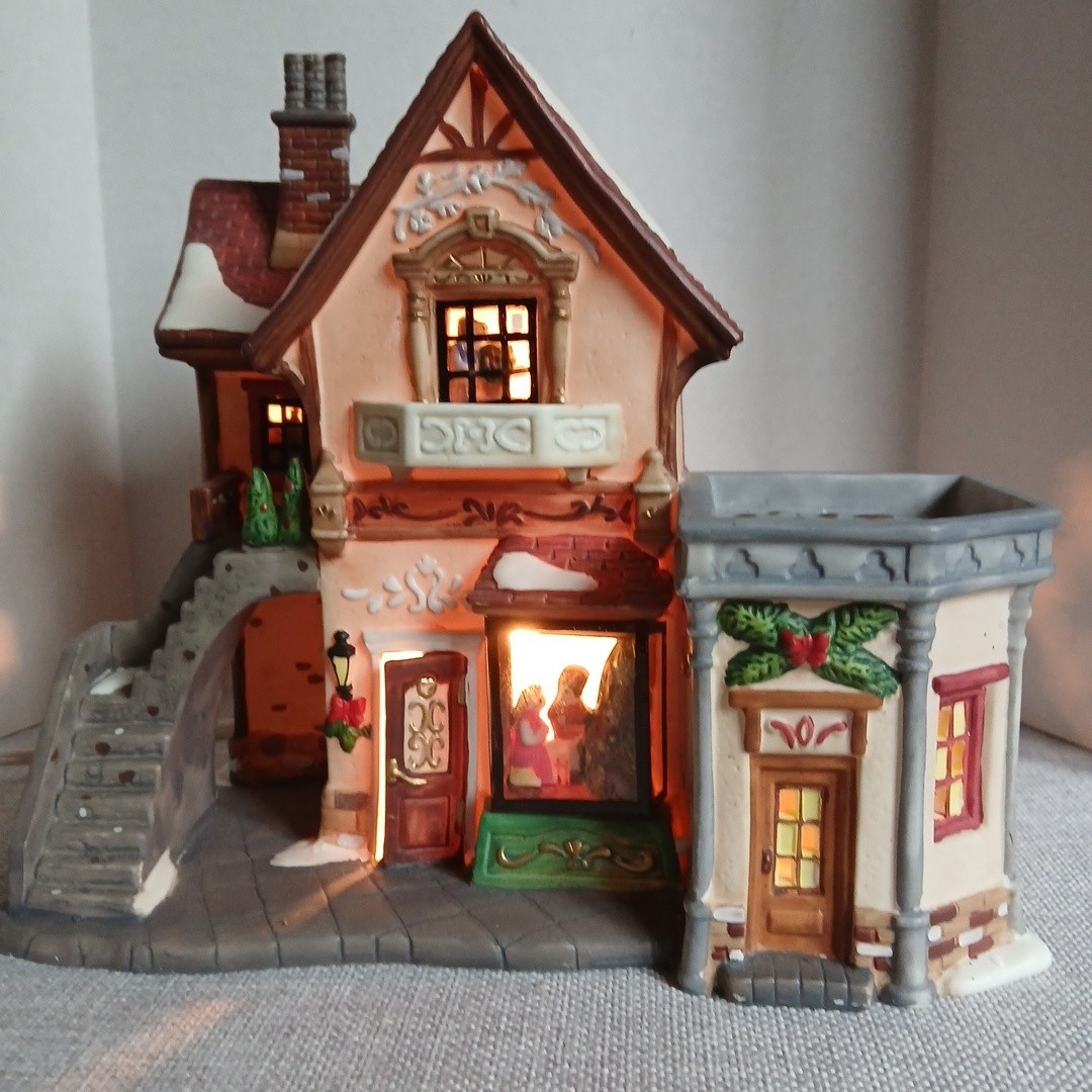 Vintage Holiday Time Village Collectibles P7155 Christmas Decor people in Window
