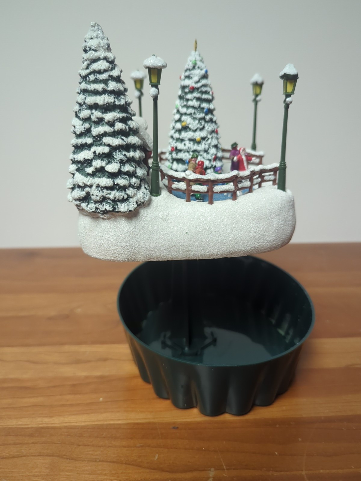 2024 Thomas Kinkade Teleflora Oh What Fun Christmas Village W/ Plant Stand Works