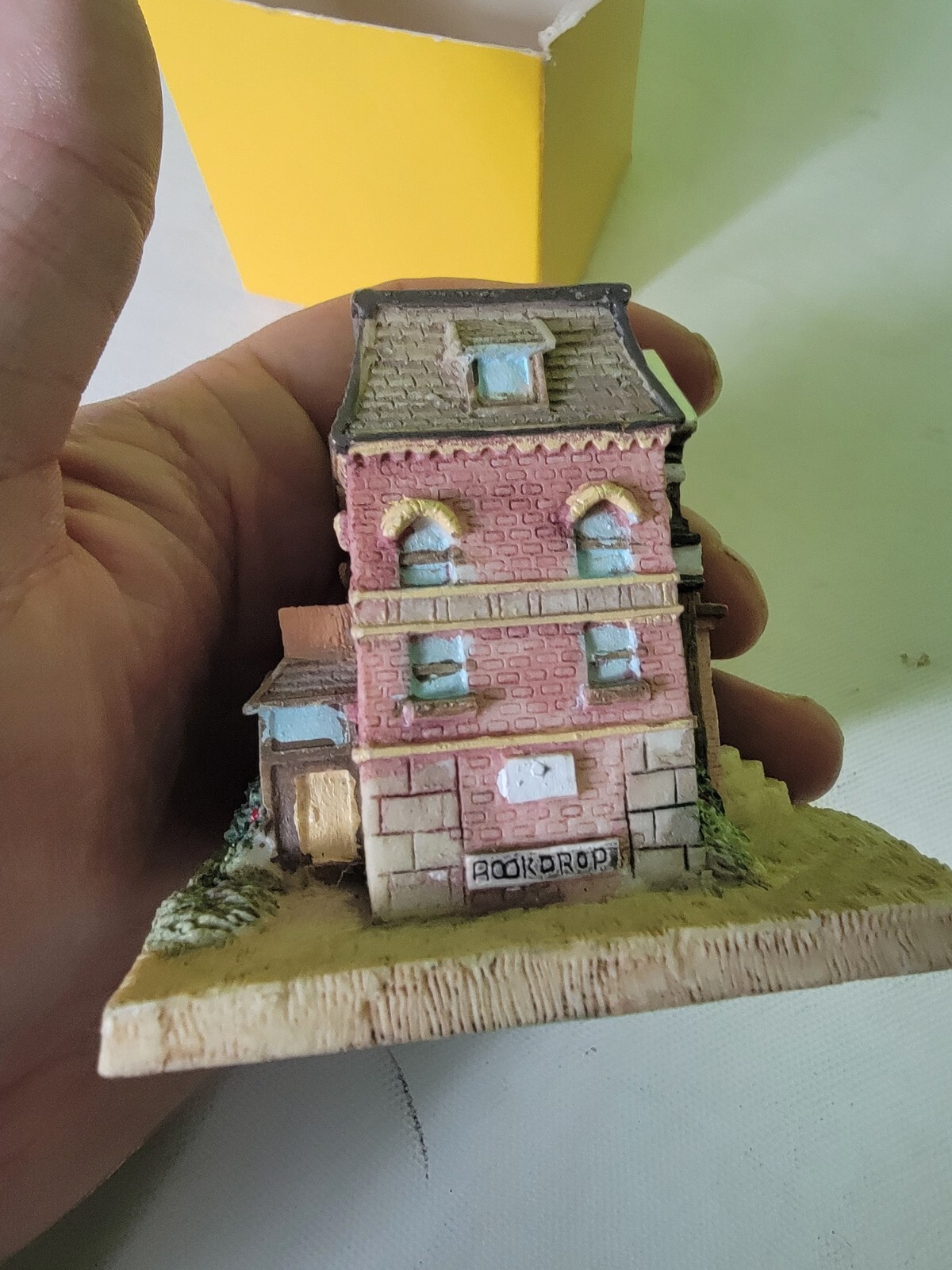 Liberty Falls Christmas Town Village Holiday Decor Miniature Library Reading