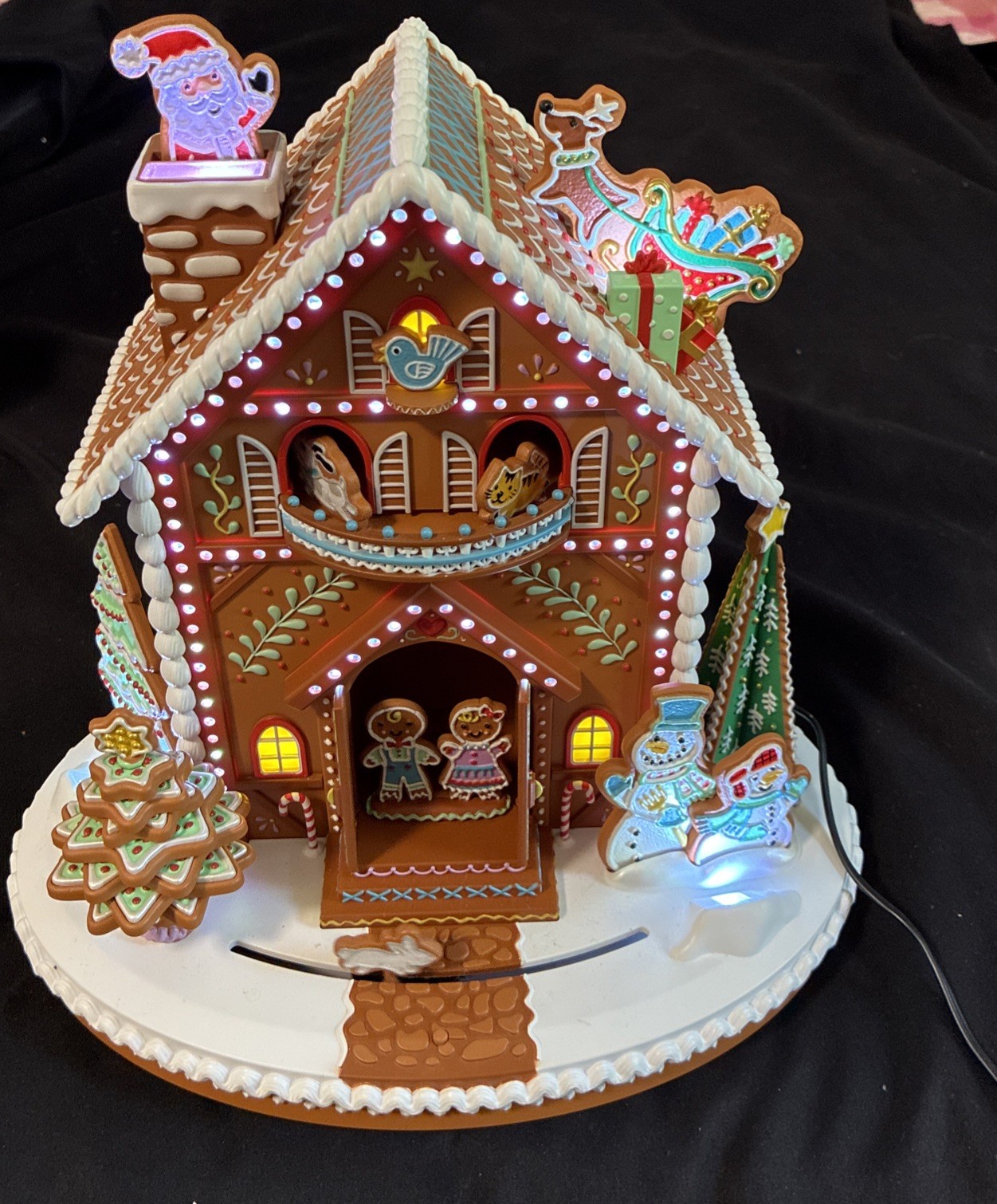 NEW HALLMARK DECK THE GINGERBREAD HOUSE ANIMATED LIGHTED MUSICAL 2021 TableTop