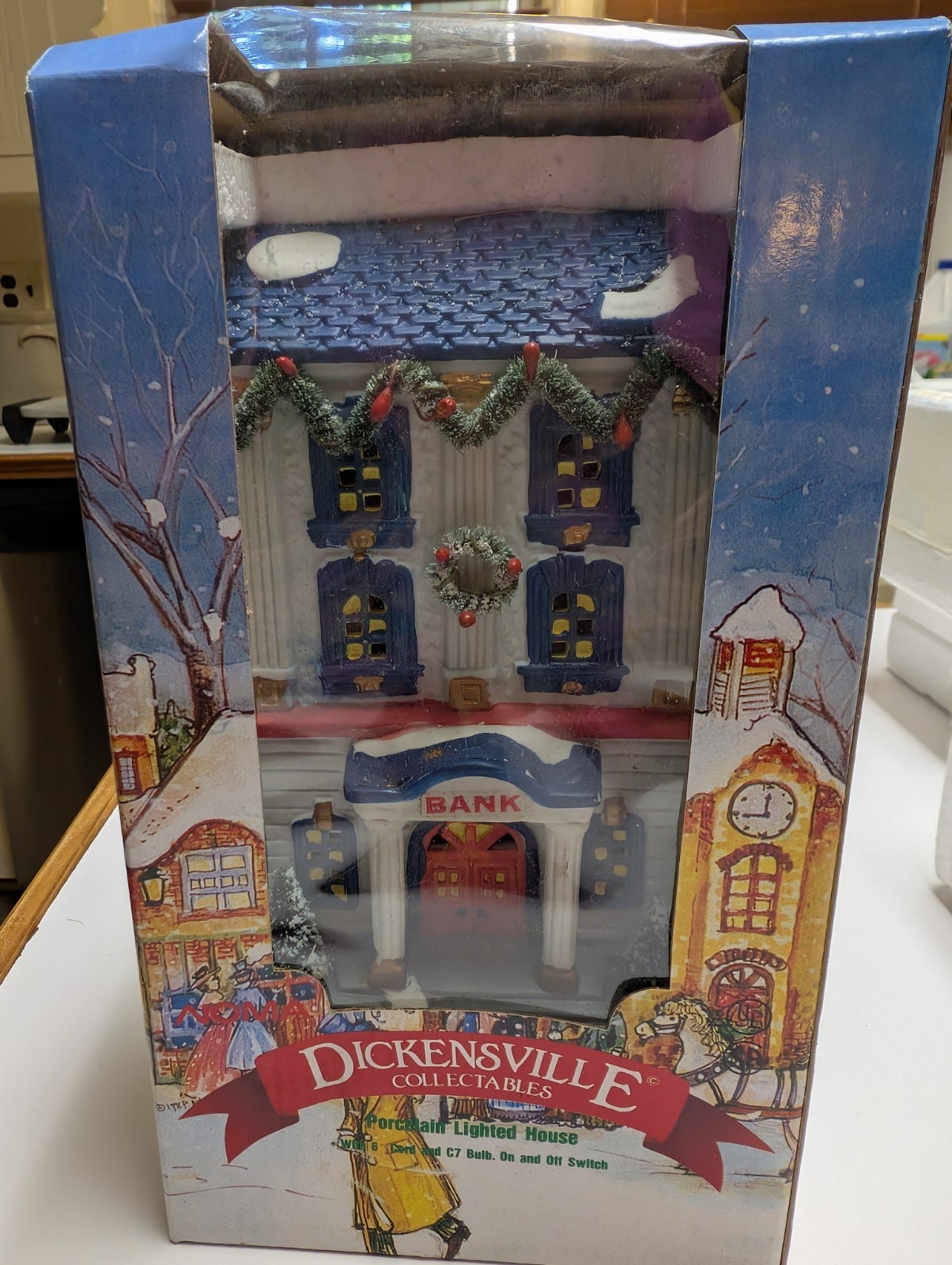VINTAGE DICKENSVILLE COLLECTABLES 1996 NOMA PORCELAIN LIGHTED BANK NOS in Box