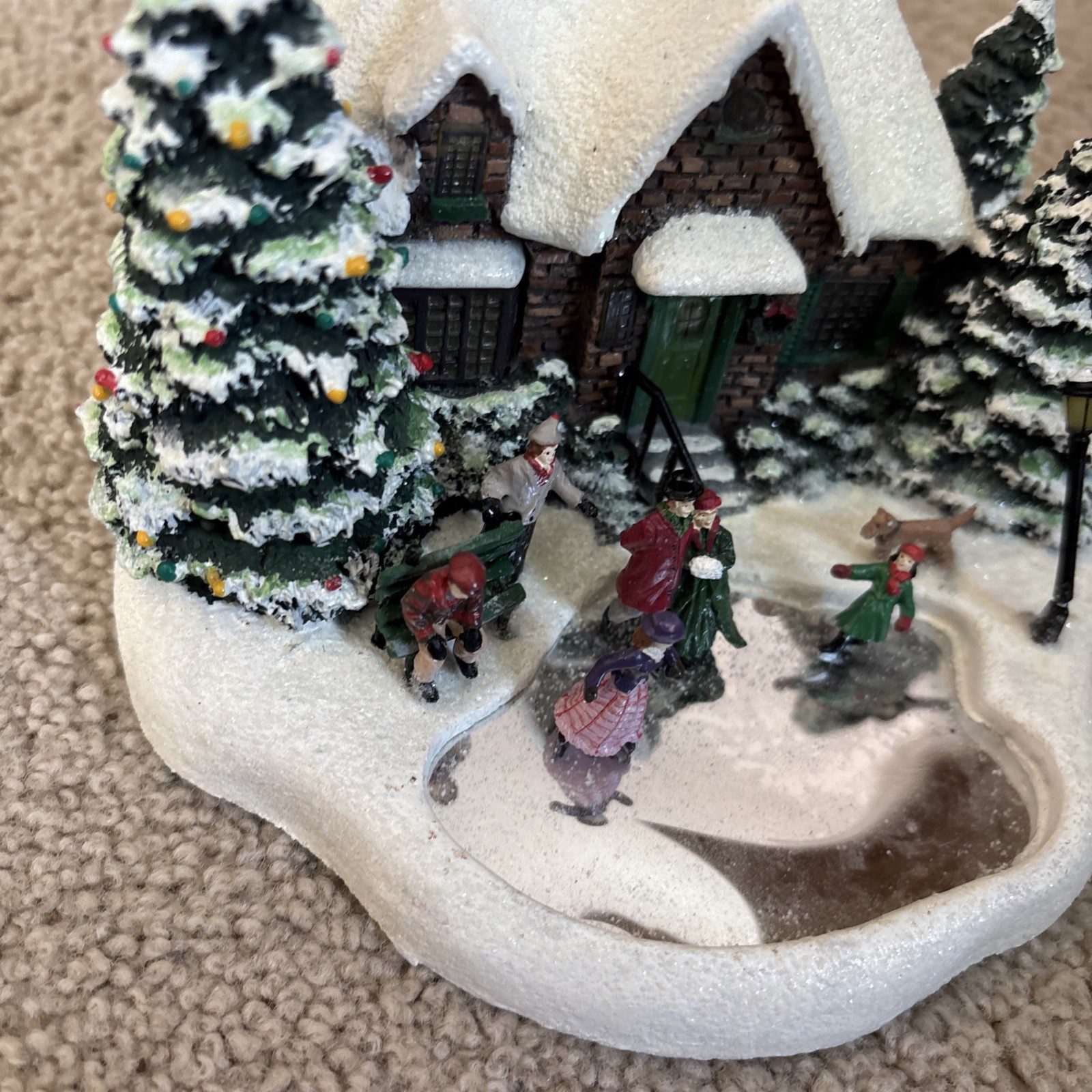 Lighted THOMAS KINKADE “Skater’s Pond ” Christmas Village 2004 TELEFLORA