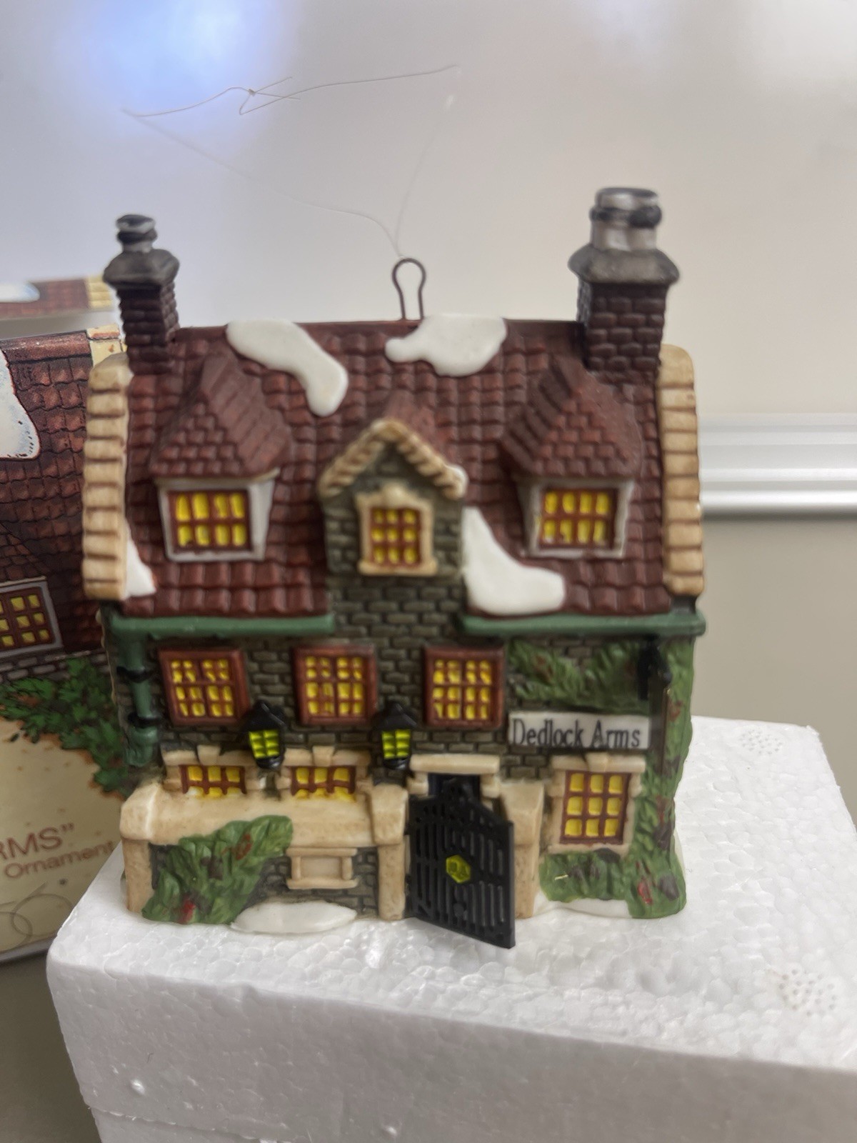 DEPT 56 HERITAGE VILLAGE DEDLOCK ARMS ORNAMENT CHARLES DICKENS INN 1994 BOXED