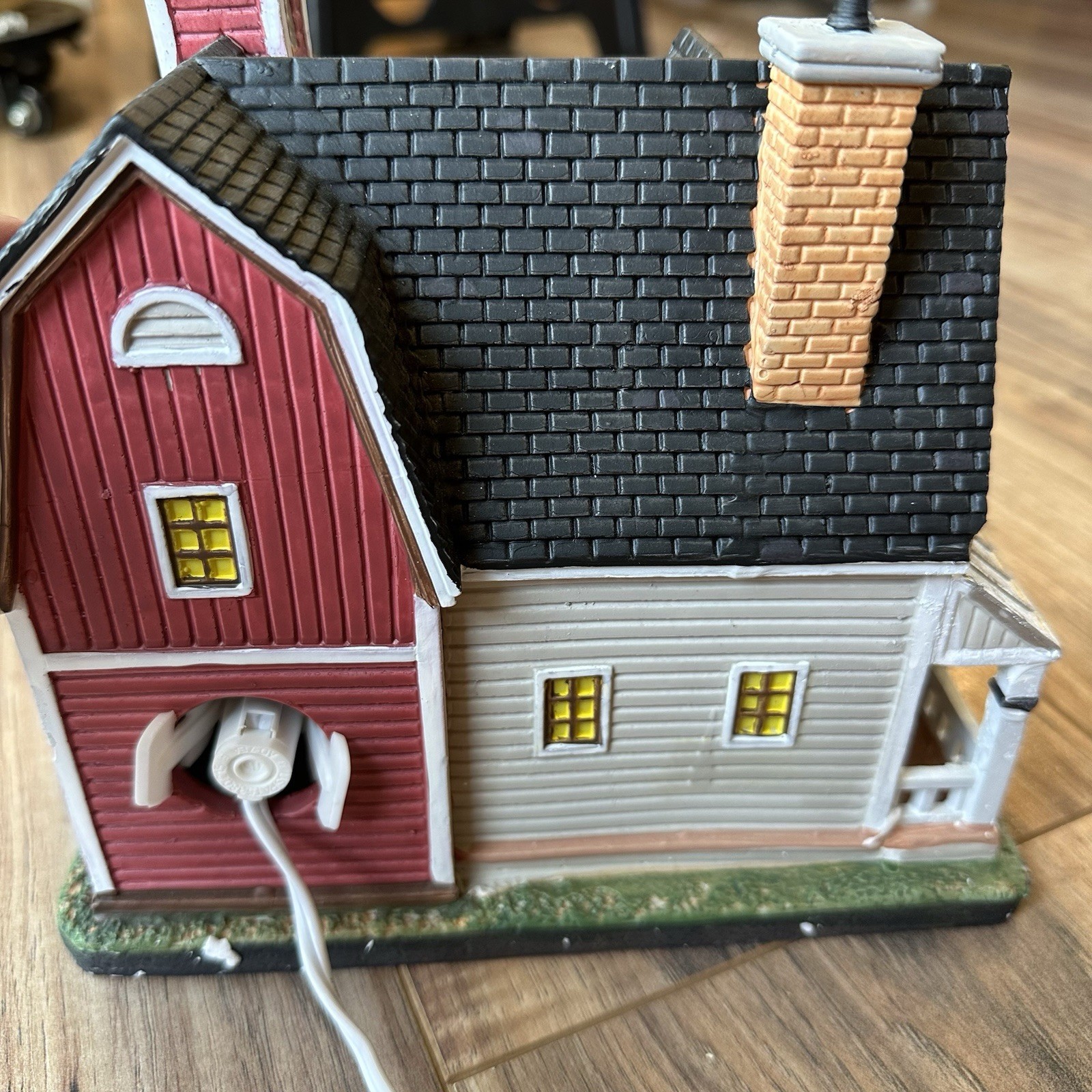 2015 LEMAX # 55951 LIGHTED BUILDING ‘FARMHOUSE’ CHRISTMAS VILLAGE With BOX
