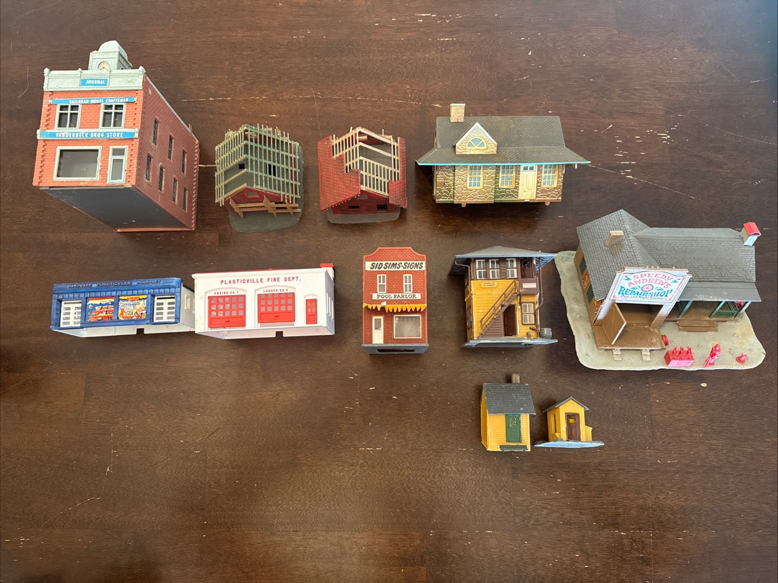 Lot of 11 HO houses, businesses fire department, repair shop stores