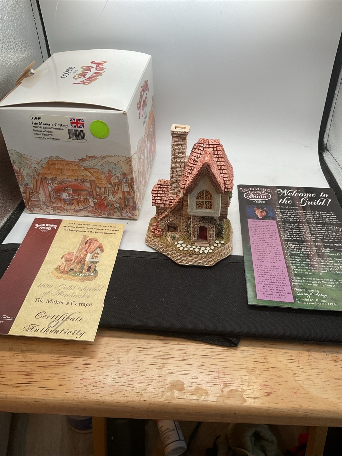 Tile Maker’s Cottage D1040 – 1998 David Winter – 1999 Guild Symbol of Membership