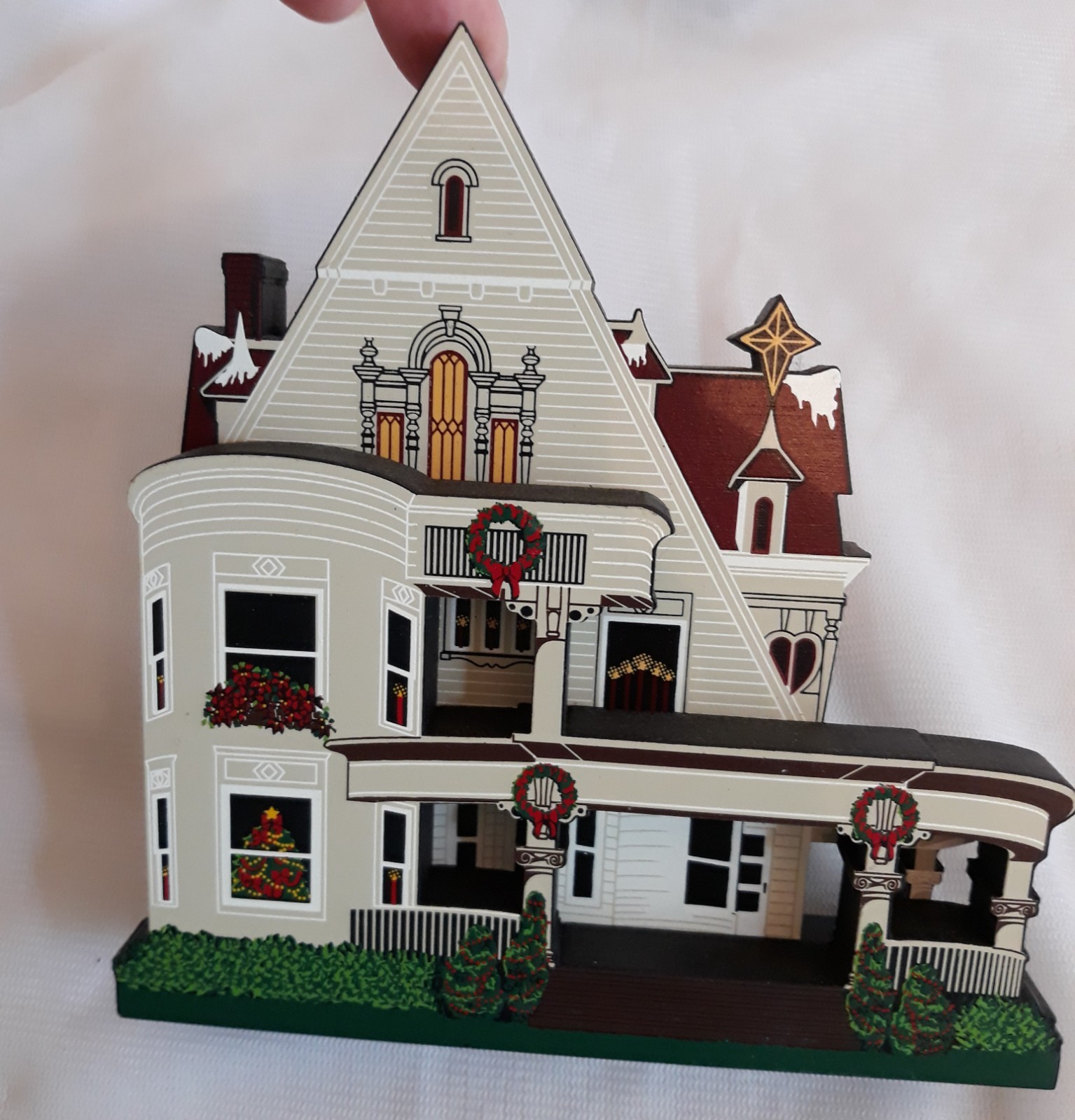 Shelia’s Collectibles Heartsville Victorian Wooden Shelf Sitter Christmas 1999