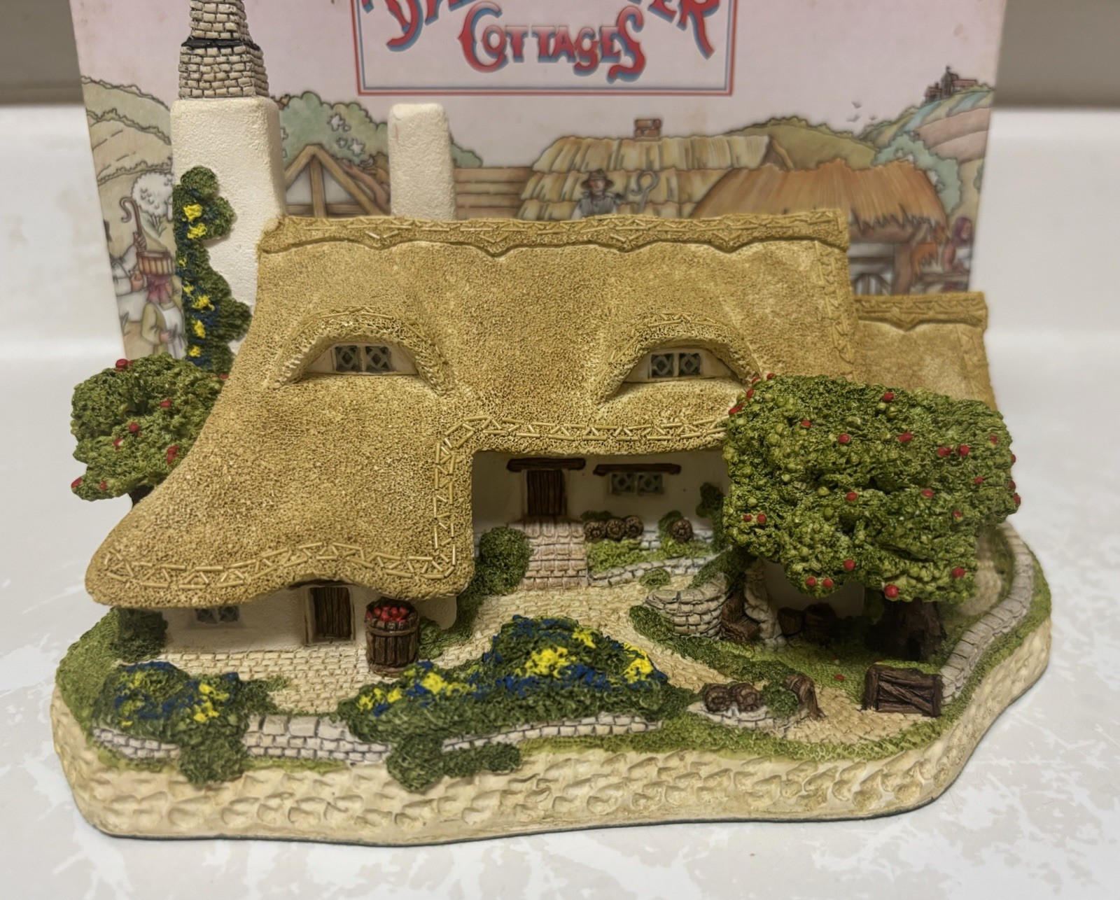 David Winter Orchard Cottage 1987 Hand Painted Handmade Ceramic Boxed