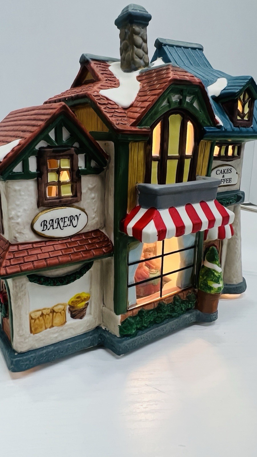 Christmas Delights “Bakery Cakes & Coffee” Porcelain Lighted House Excellent !