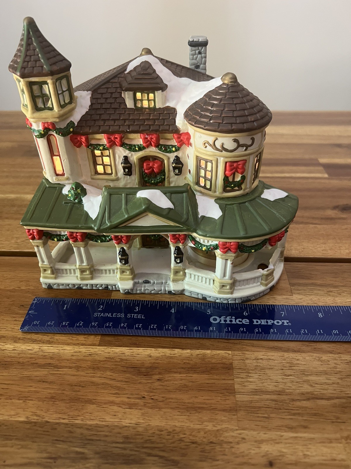 1997 St. Nicholas Square Christmas Village Illuminated, Walker’s Point *SEE DESC