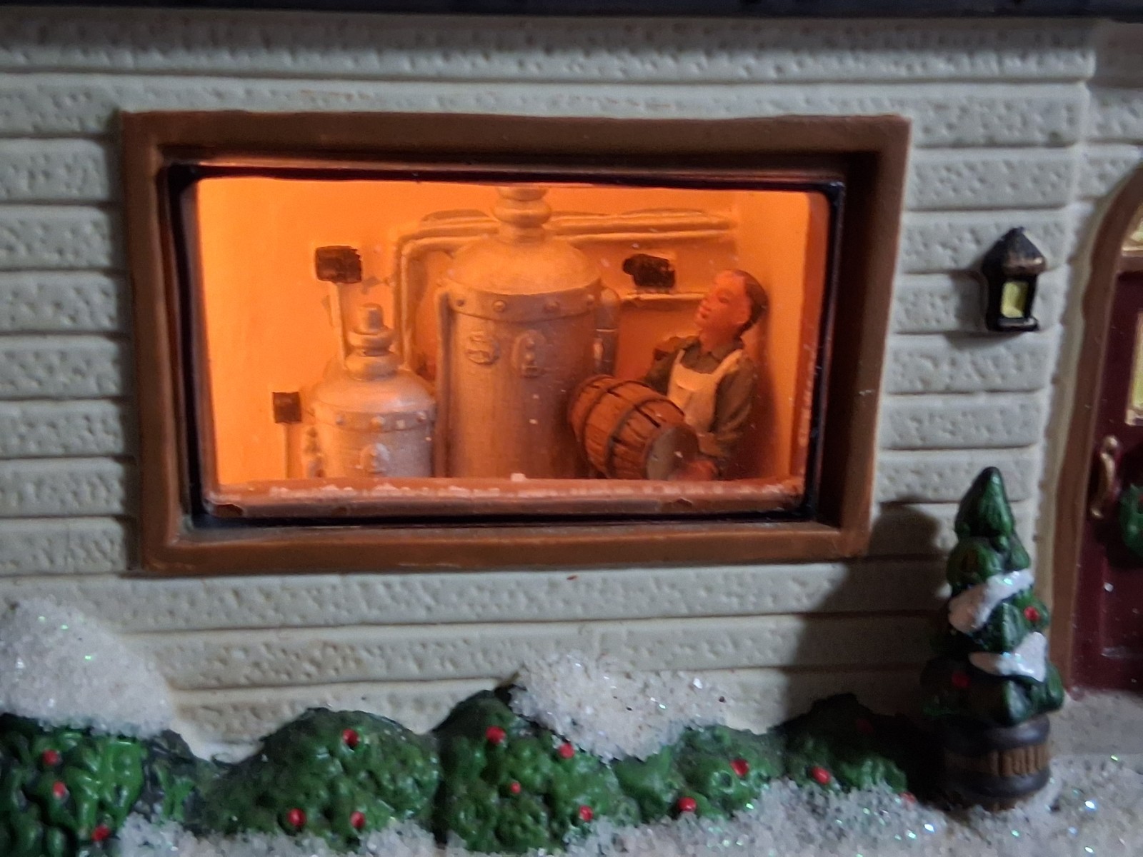 READ DESCRIPTION St. Nicholas Square SNS Brewery Christmas Village 2009 RARE