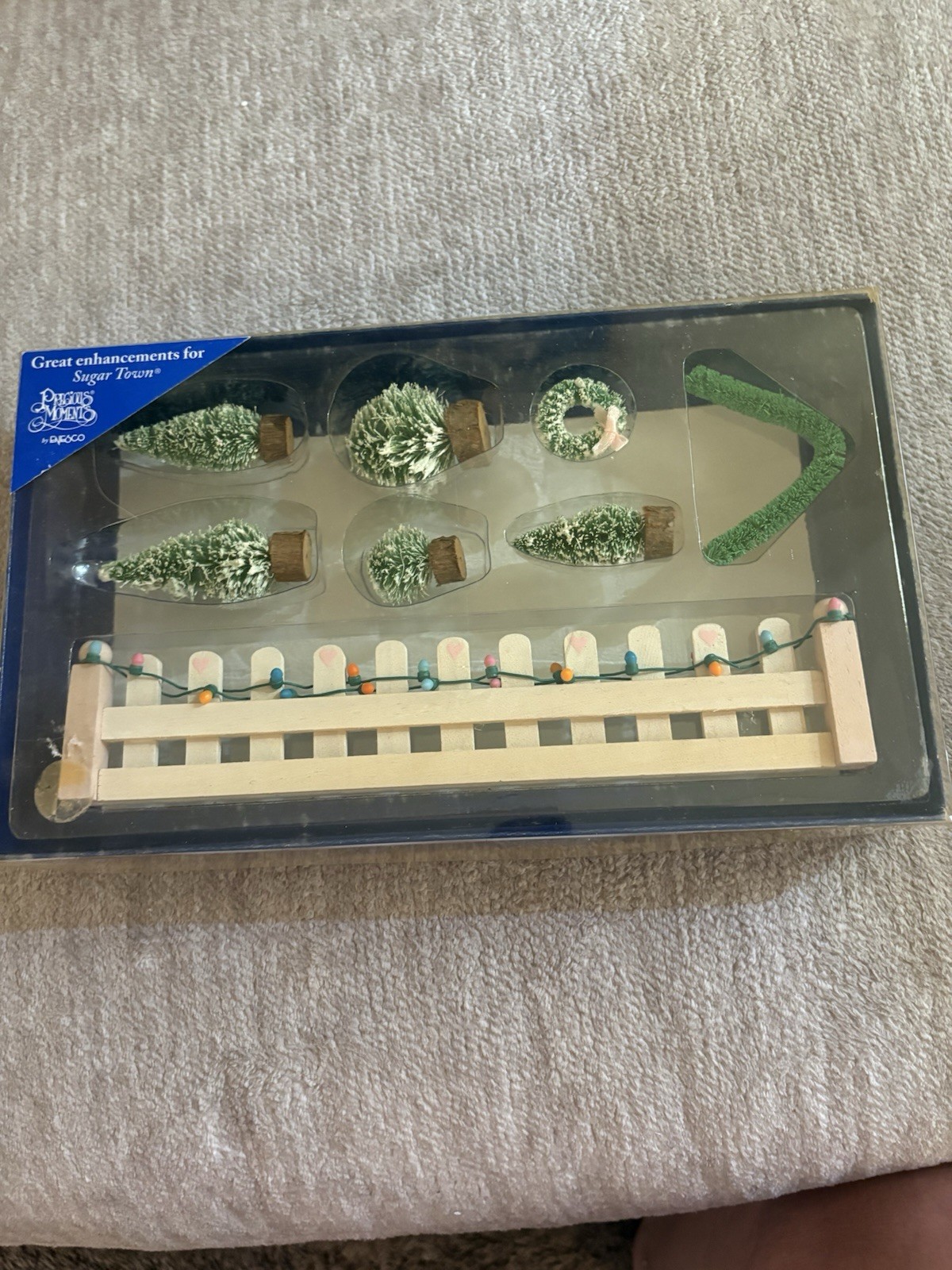 Precious Moments Sugar Town Accessory Kit Fence, Bottle Brush Trees Wreath 1997