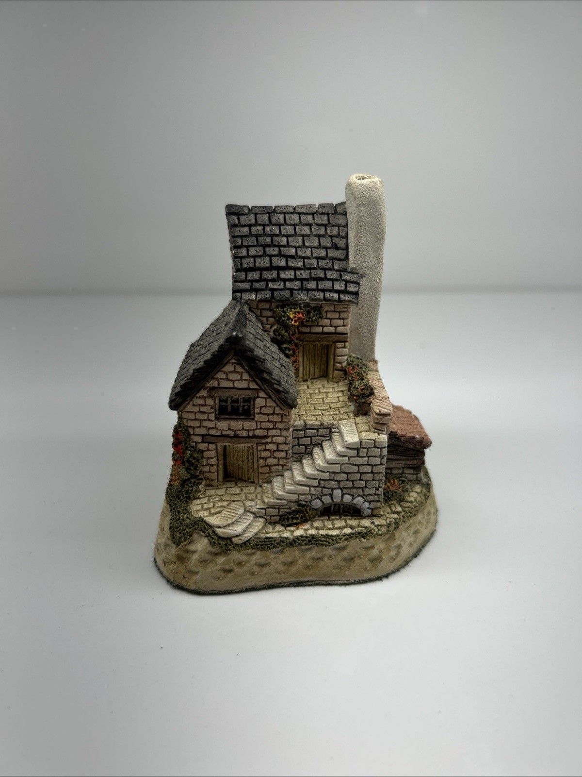 David Winter Cottage “The Cobbler” 1990