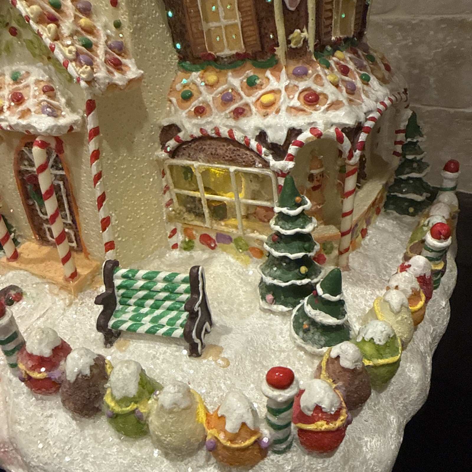 2005 Holiday Collection 10” Fiber Optic Lighted Gingerbread House AA Battery