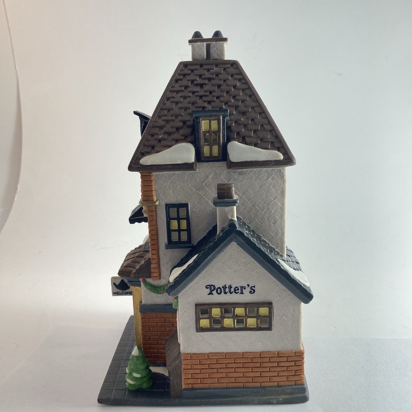Department 56 Christmas In The City Village Potter’s Tea Seller.