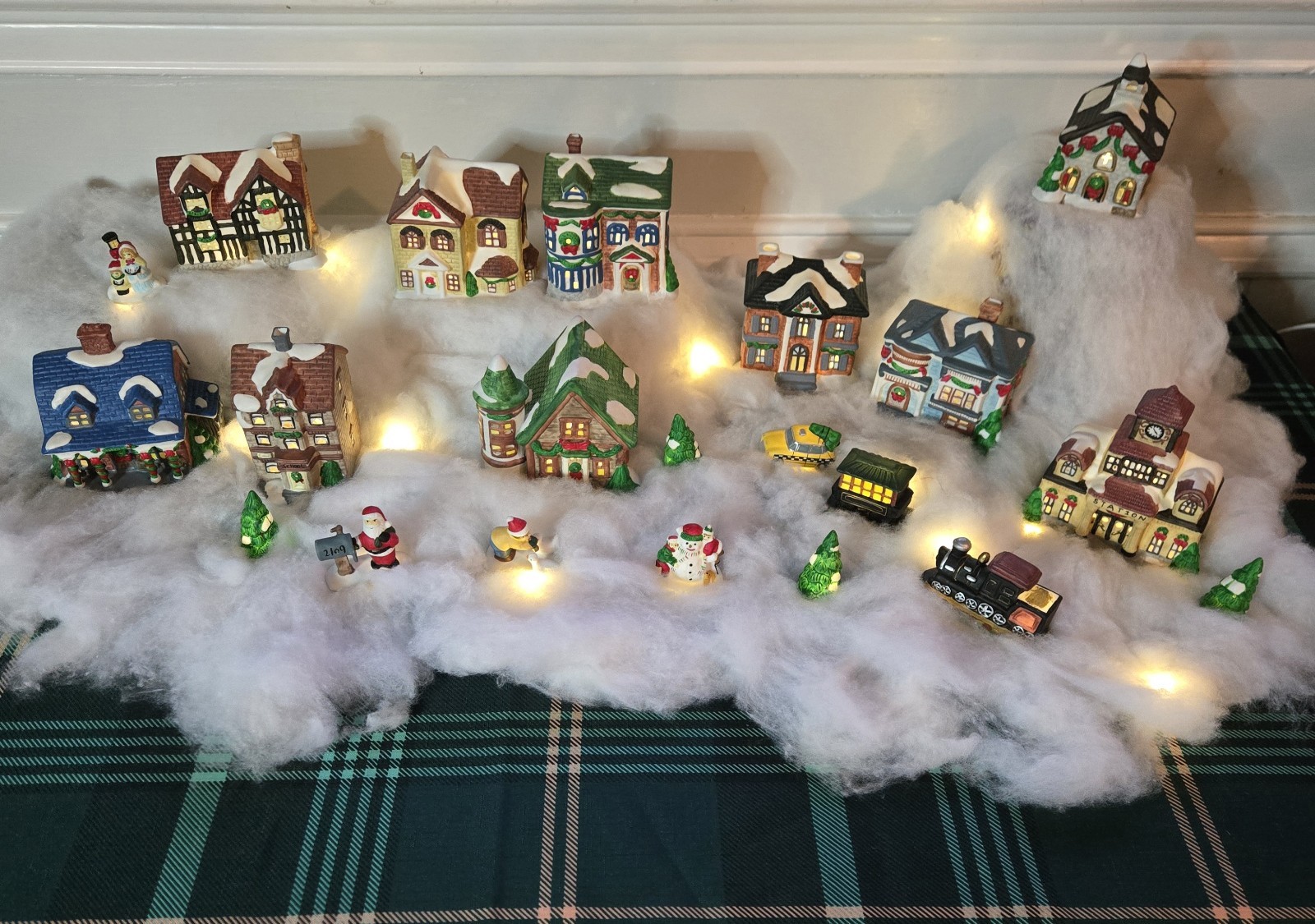 Vintage 21 Piece Christmas Village Lotus International Rare