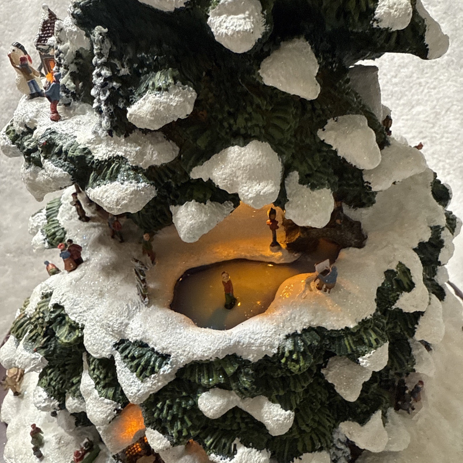 Thomas Kinkade “Village Christmas” Illuminated Tree Works With Batteries
