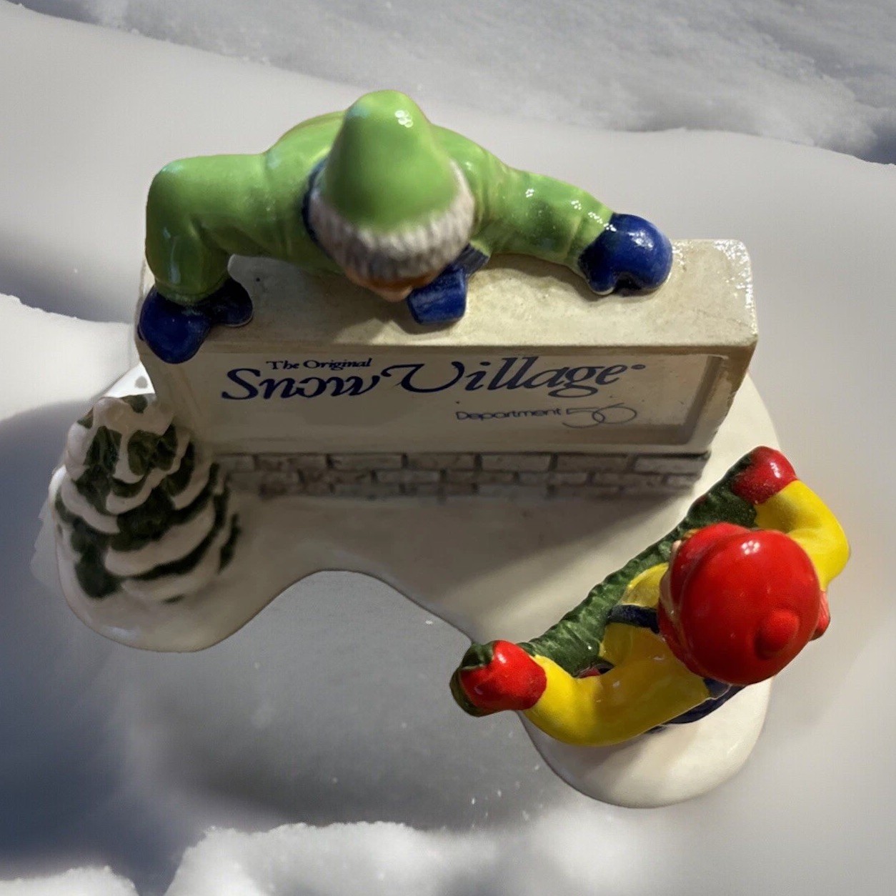 Dept 56 Snow Village “Kids Decorating The Village Sign” Mint Boxed #51349