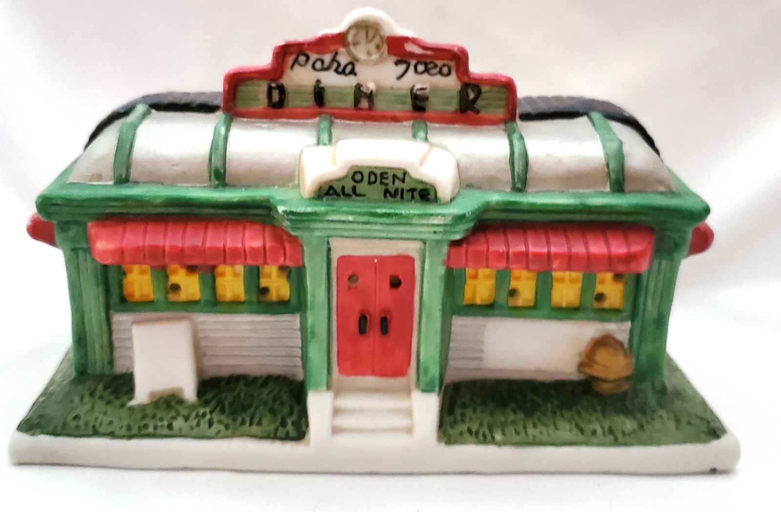 Santas Best Spirit of America PAPA JOE’S DINER restaurant Christmas Village bldg