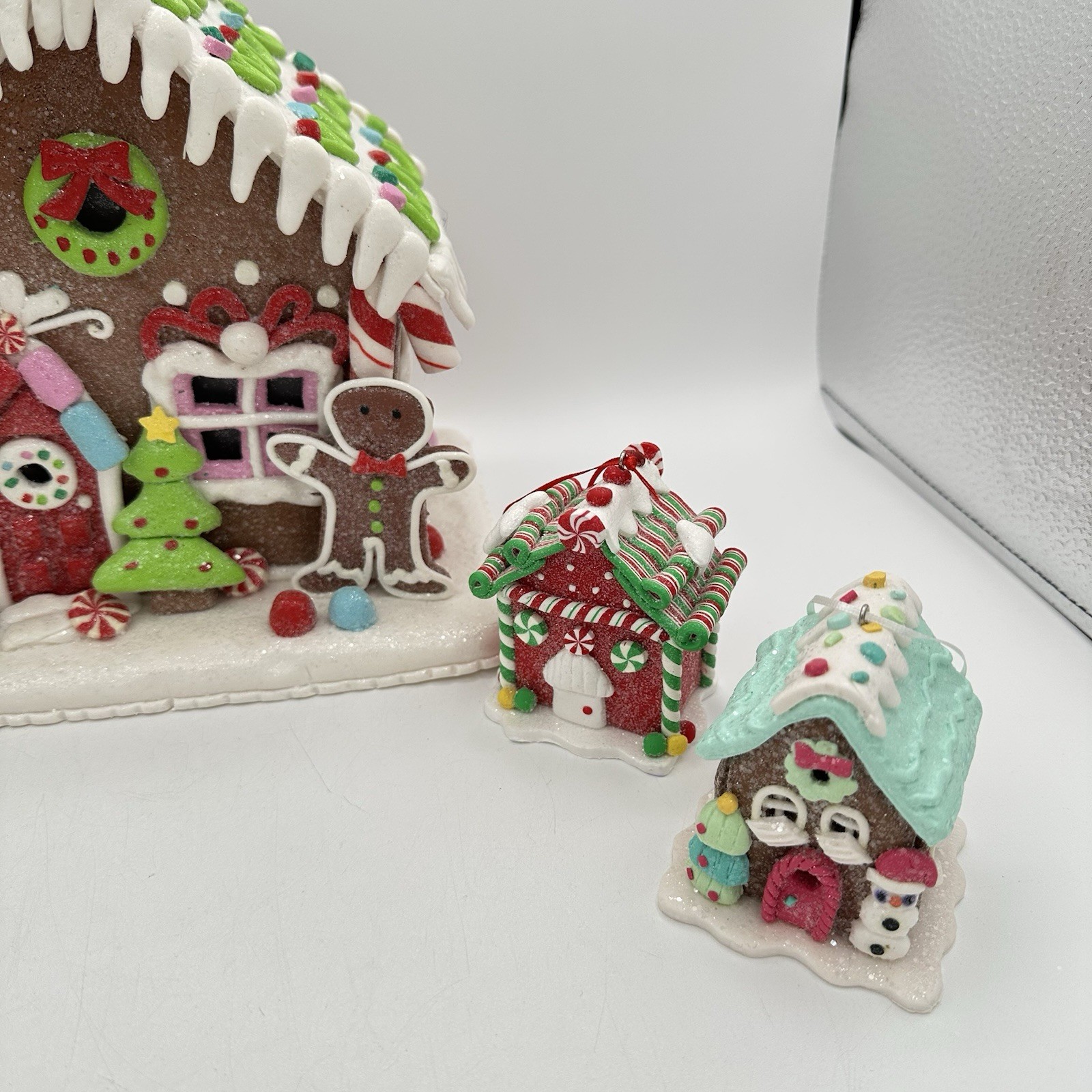 Light Up Gingerbread House With Four Small Ornaments Battery Operated 8X8X6 Inch