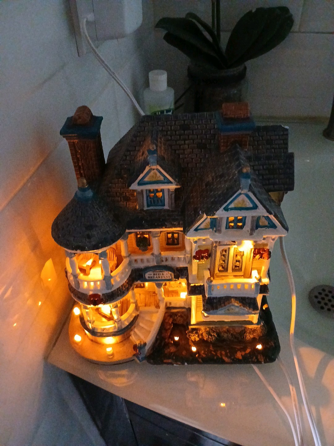 2005 LEMAX ANABEL’S BED & BREAKFAST (CADDINGTON VILLAGE) #55255-LIGHTS UP- GUC!