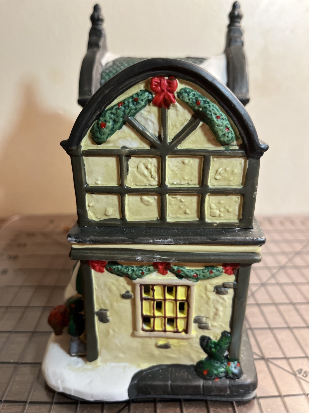 VTG Holiday Inspirations Towne Series Holly & Ivy Flower Shop Lighted Ceramic