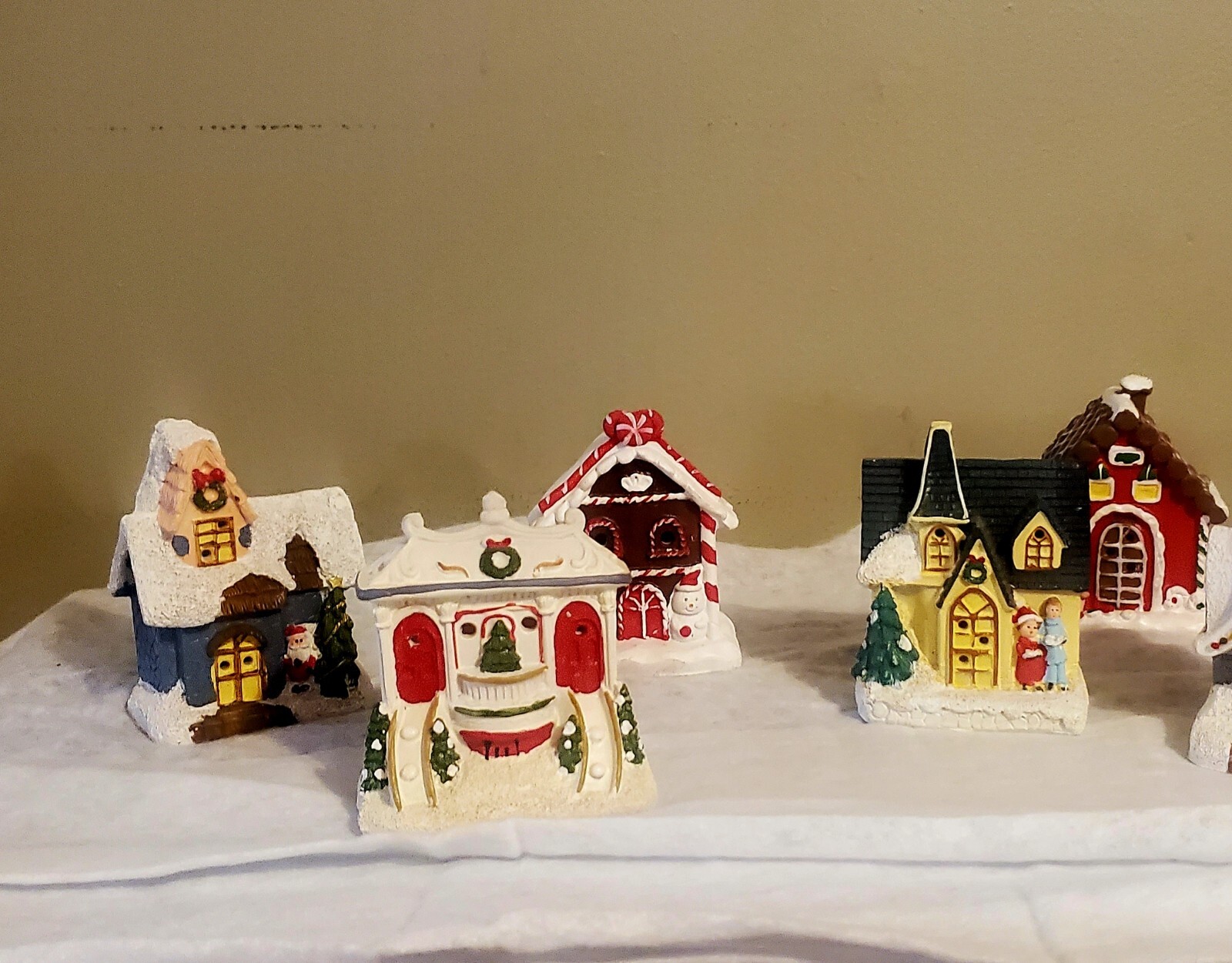Christmas Village Winter 5 Houses W/ Snow drape