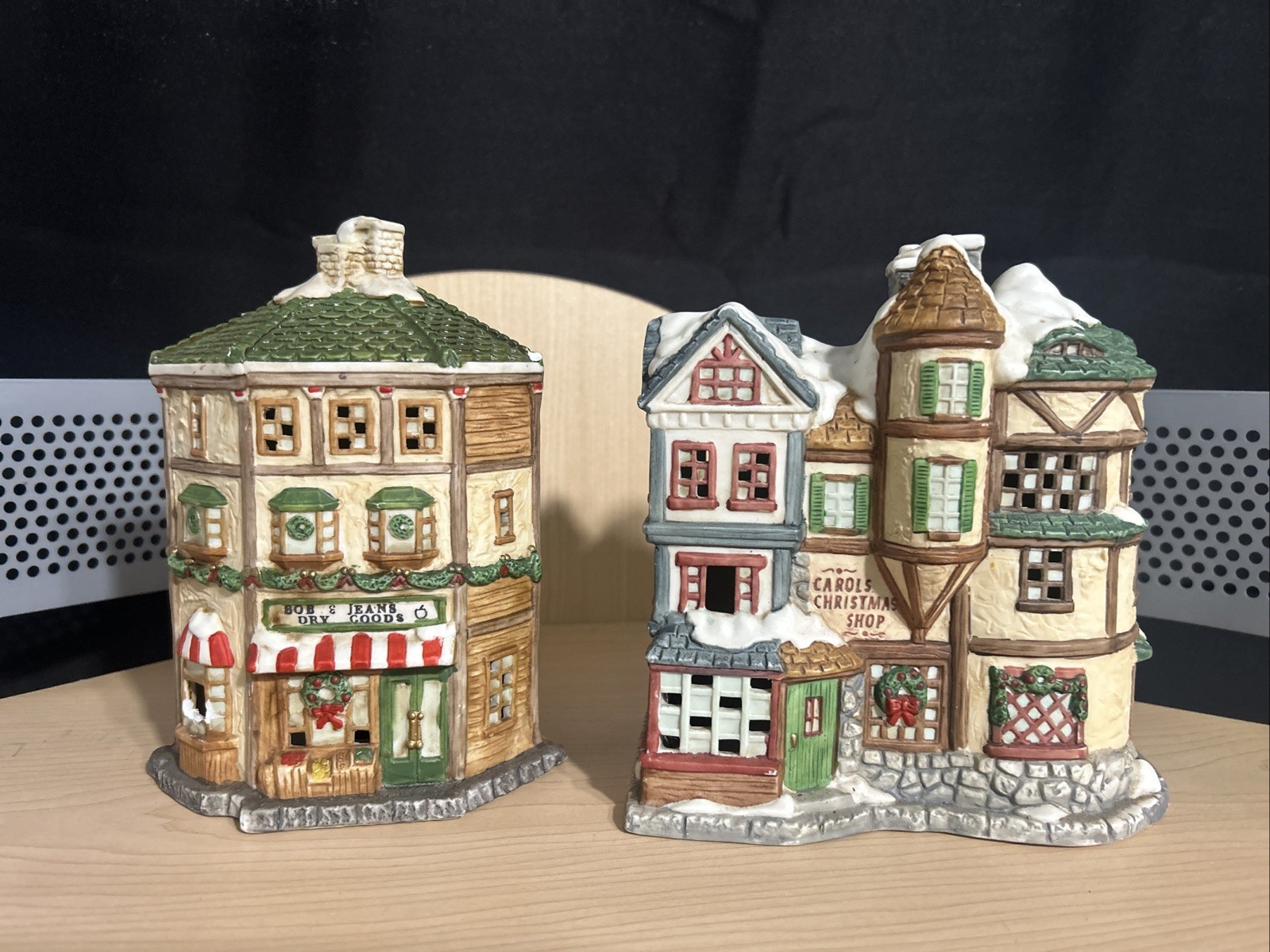 1998 Mercuries USA Carols Christmas Shop 7-inch Christmas village store building