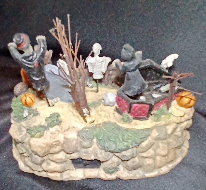 Halloween Lighted Animated Graveyard Scene – Unknown Maker