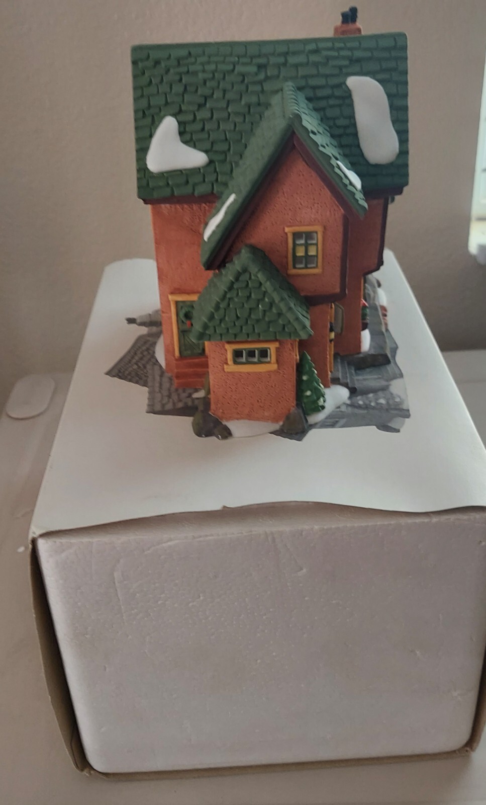 Vintage 1990-1999 Dept 56 lighted Dickens Village “BROWNING COTTAGE” 