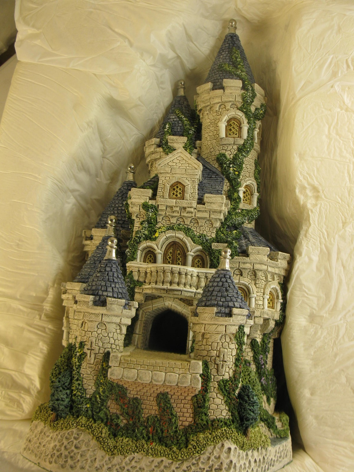 1995 DAVID WINTER COTTAGE GUINEVERE’S CASTLE W/ BOX & COA