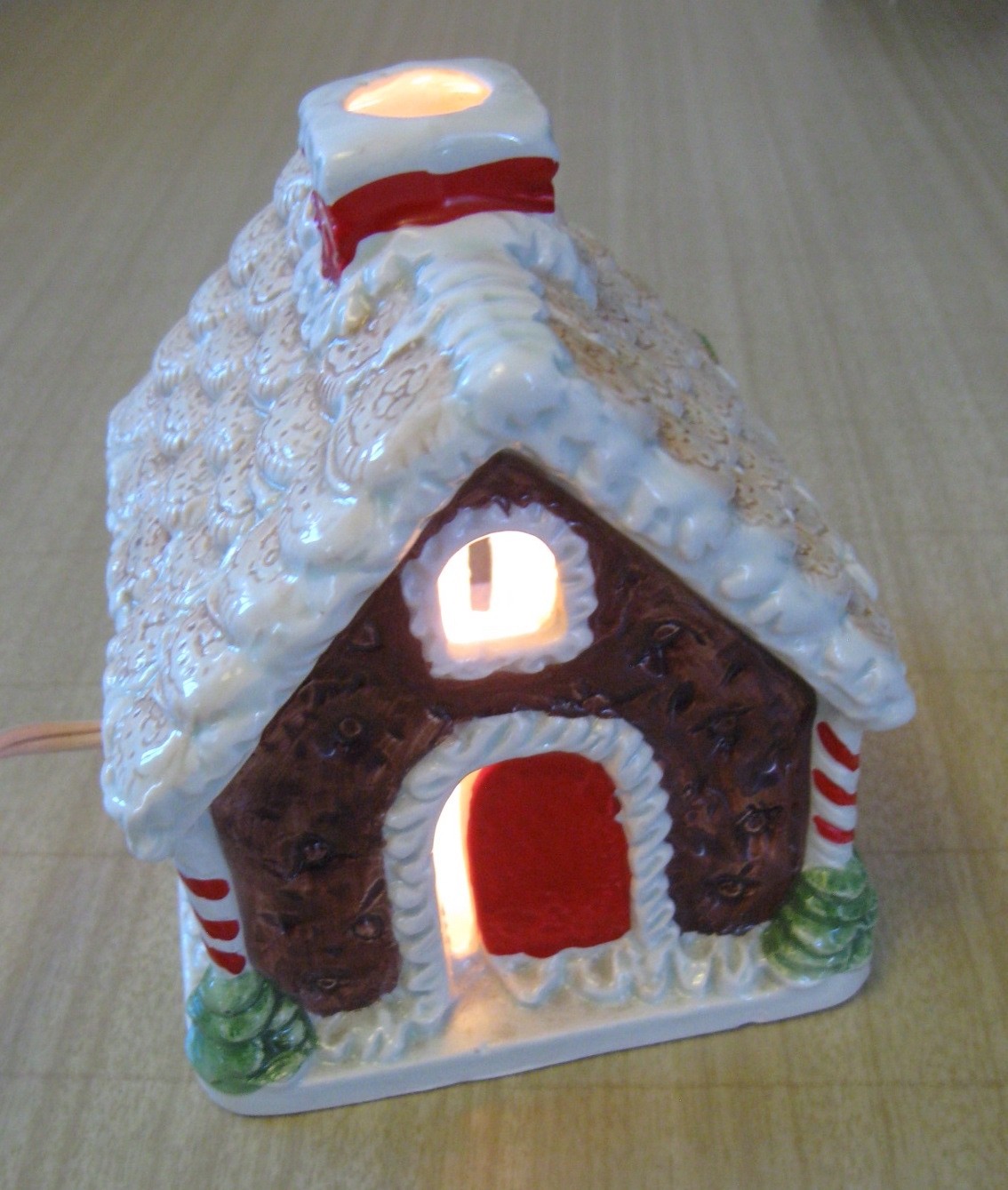 Lighted Gingerbread House Electric Christmas Holiday Ceramic Decoration Taiwan