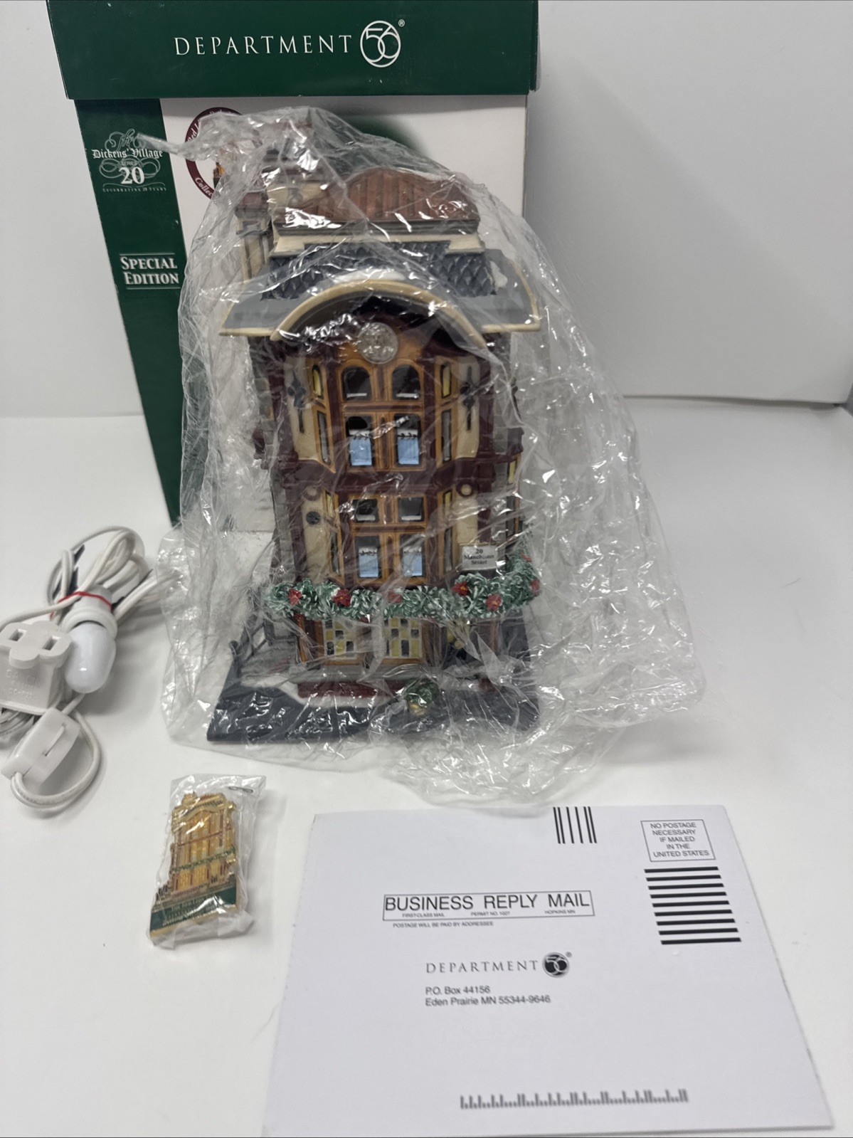 Dept 56 Dickens Village 2004 THE RED LION PUB #58715 w/ Collector Pin