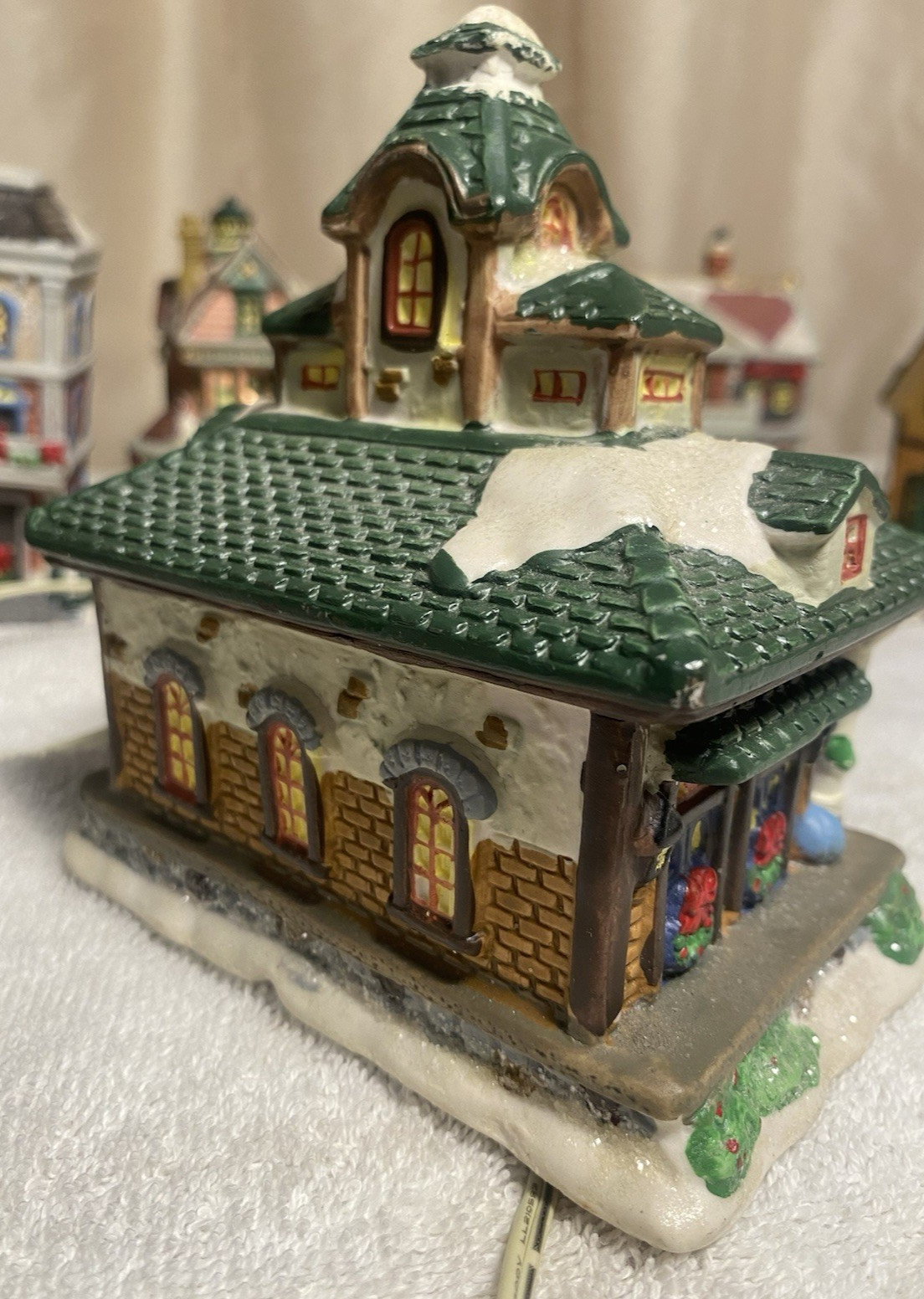 2005 Wyndham Heights light up Christmas village – 13+ pieces