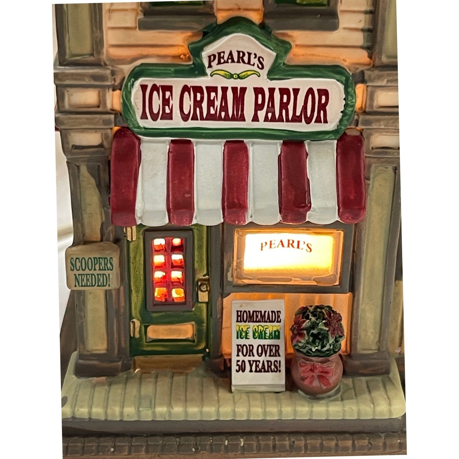 Lemax PEARL’S ICE CREAM PARLOR 2008 Caddington Village Lighted House 85685 Boxed