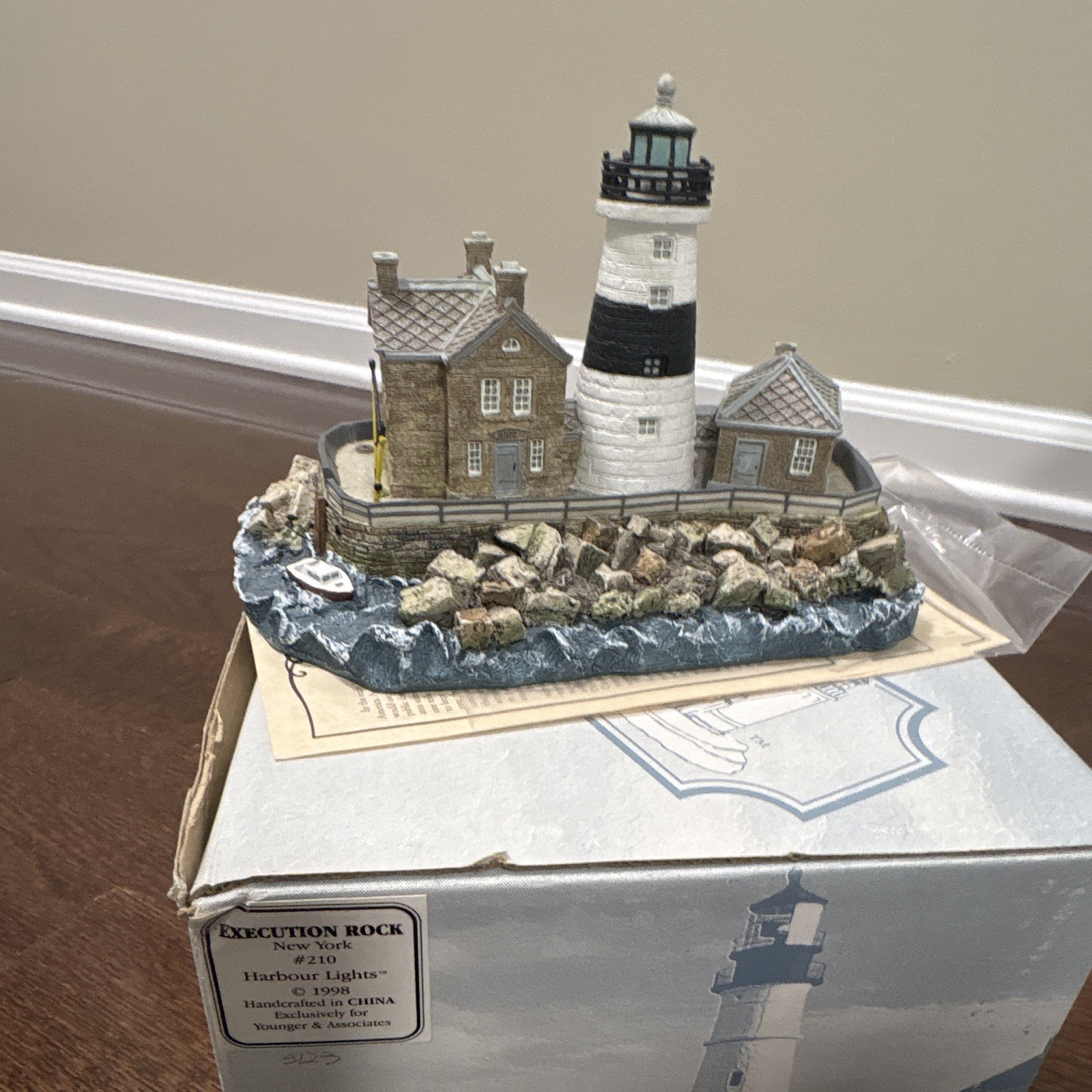 Harbour Lights Execution Rock New York Lighthouse Resin Boxed Collectible 1998