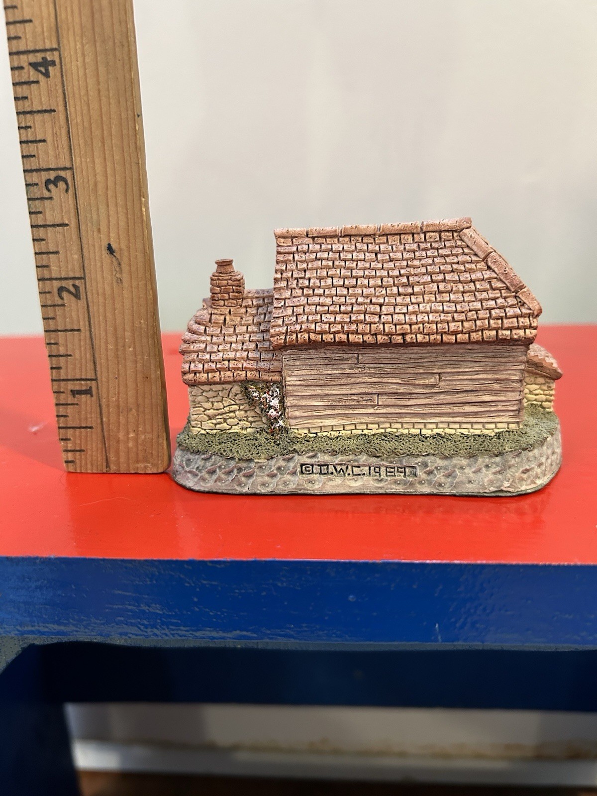 David Winter Cottages British Traditions Harvest Barn Figurine with Original Box